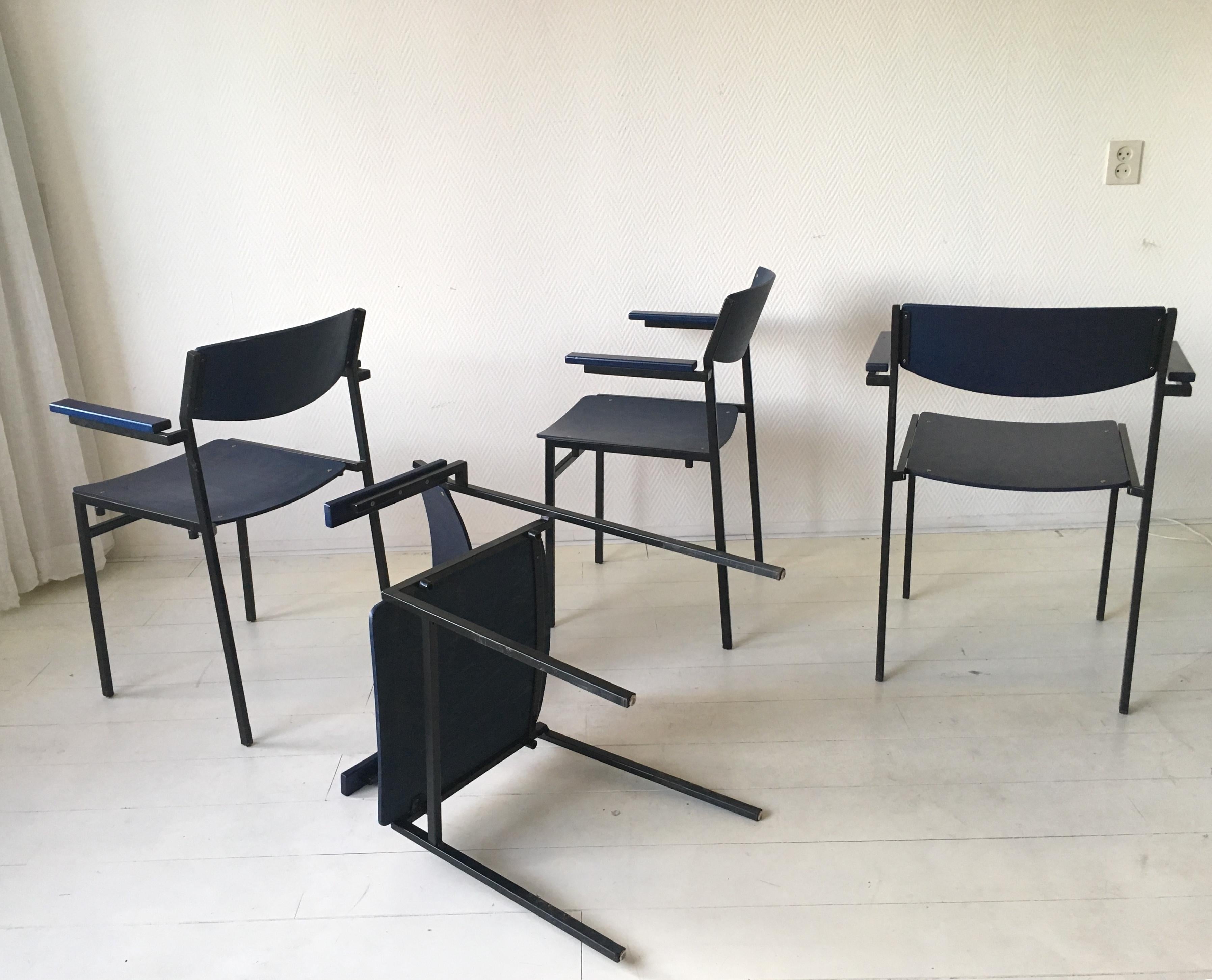 Minimalistische stapelbare Sessel aus blauem Metall und Sperrholz von Gijs Van Der Sluis im Zustand „Gut“ im Angebot in Schagen, NL