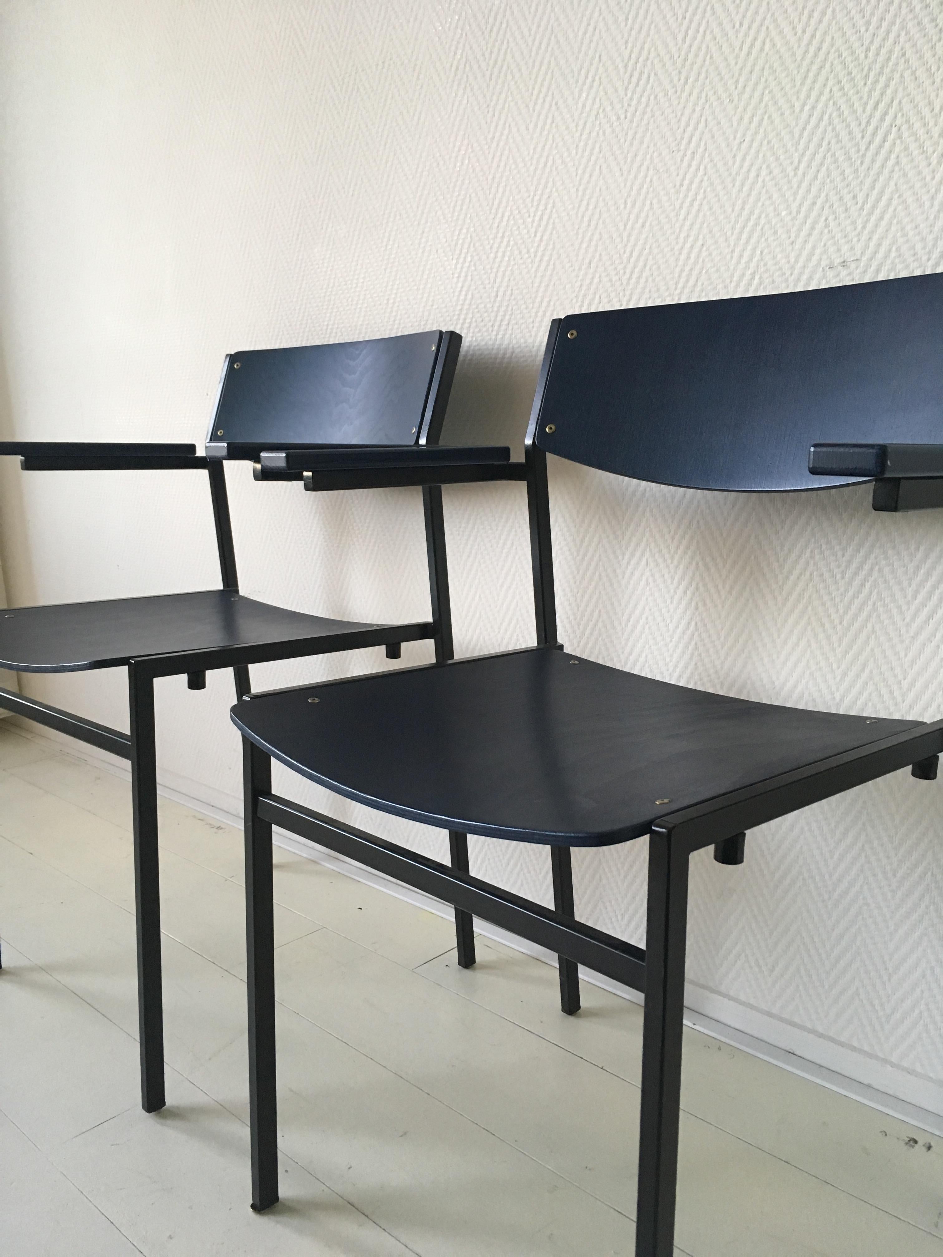 Minimalistische stapelbare Sessel aus blauem Metall und Sperrholz von Gijs Van Der Sluis (Mitte des 20. Jahrhunderts) im Angebot