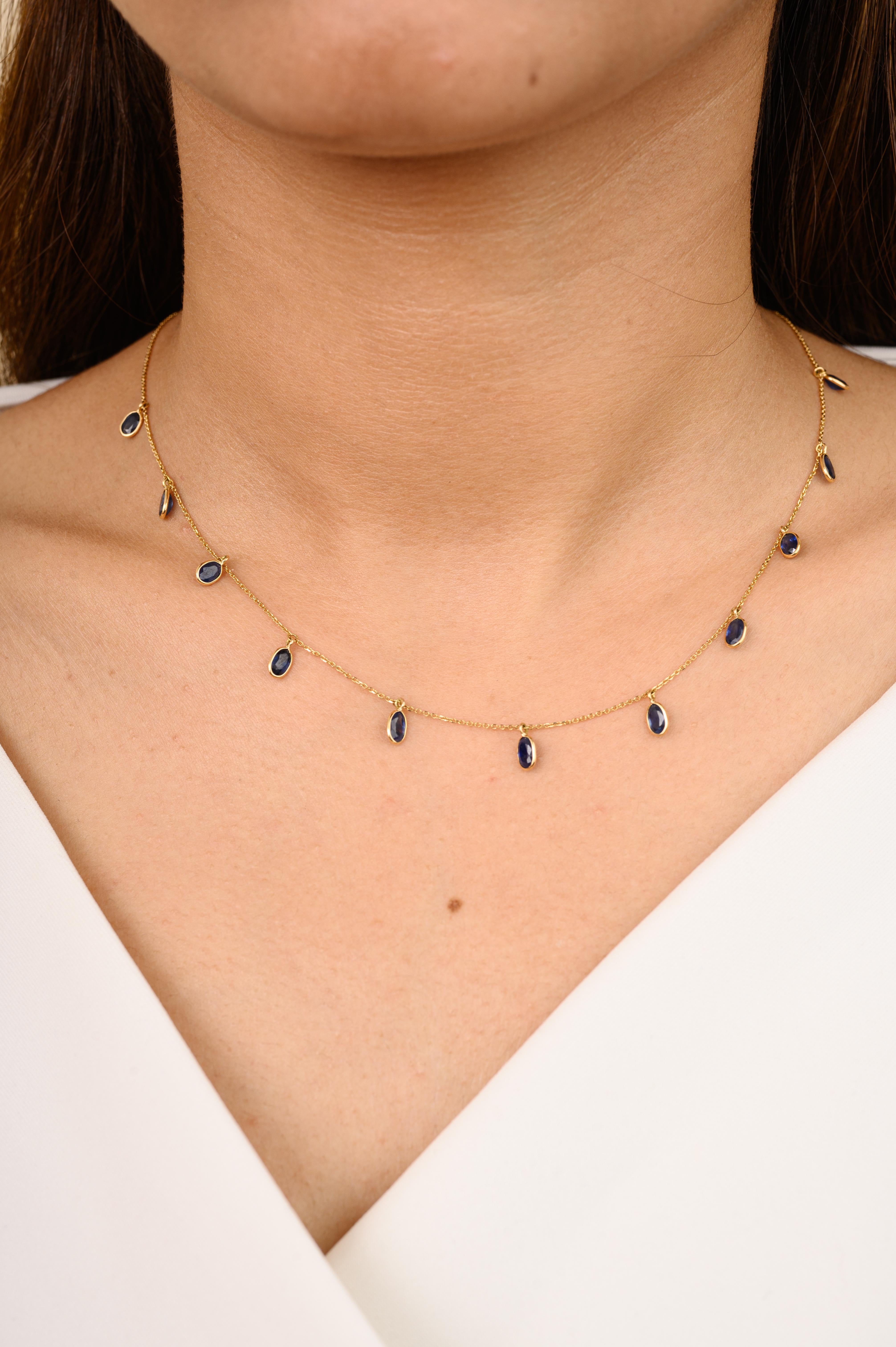 Taille ovale Collier minimaliste en or jaune 18 carats avec breloques en saphir bleu pour elle en vente