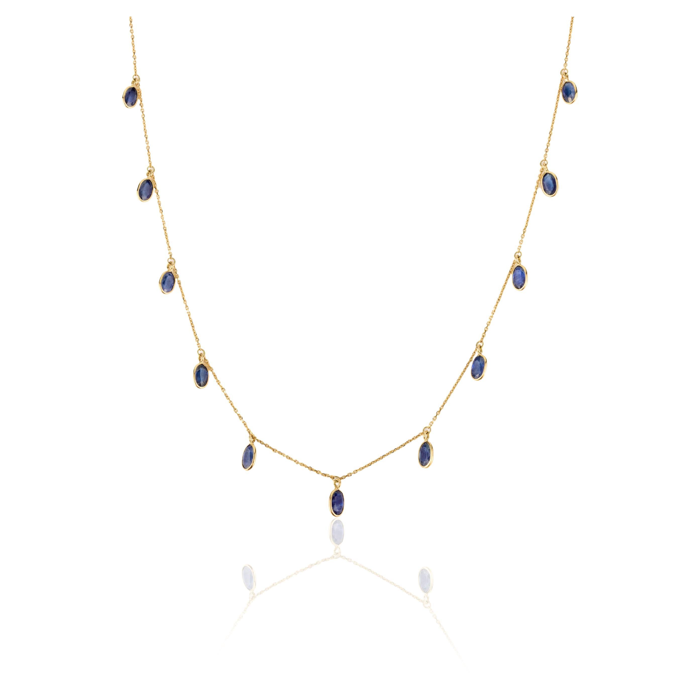 Minimalistische blaue Saphir-Charm-Halskette aus 18 Karat Gelbgold für sie gefertigt im Angebot