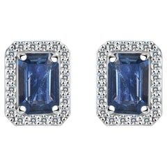 Minimalistische Ohrstecker mit blauem Saphir und Diamant-Halo aus 14 Karat Weißgold