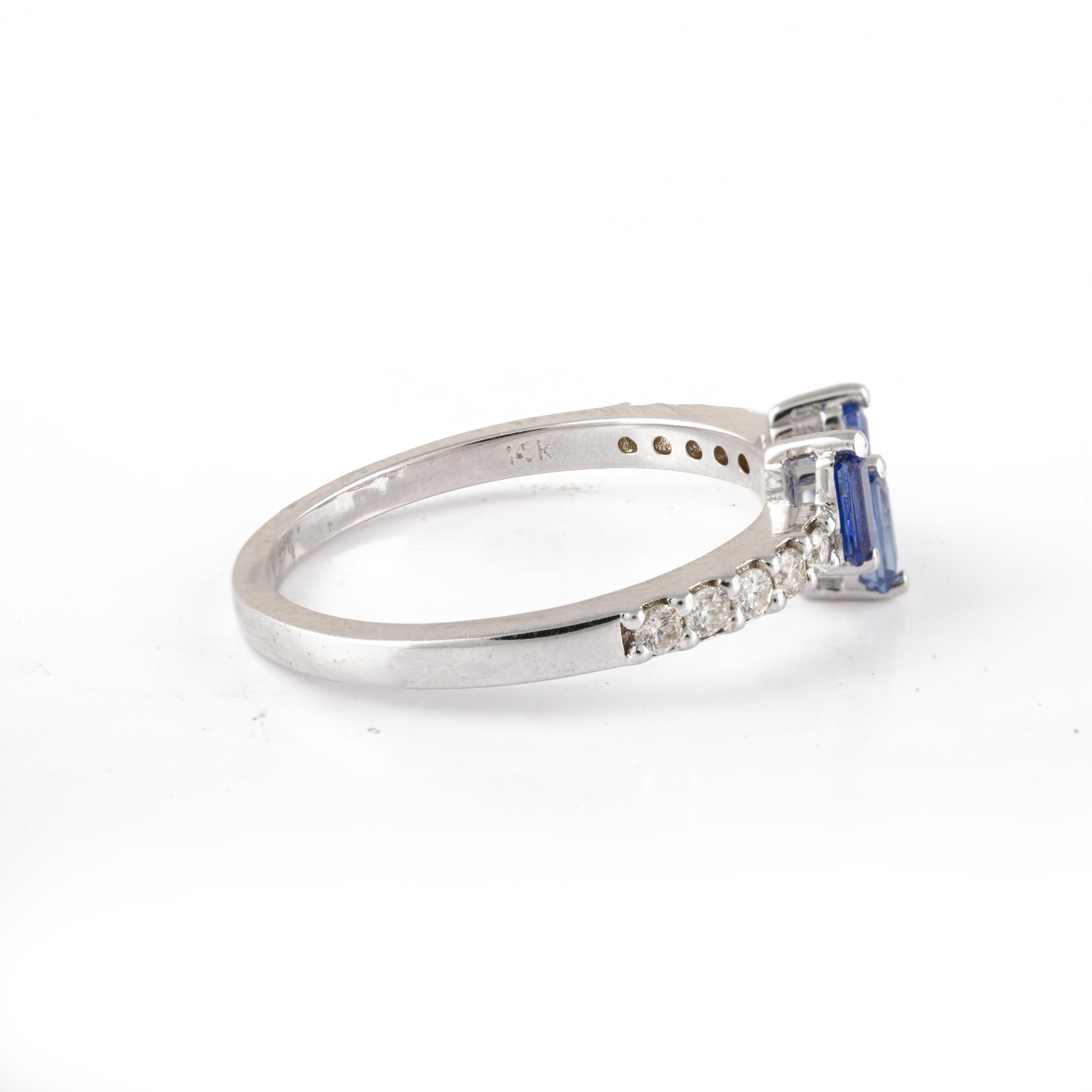 Im Angebot: Minimalistischer blauer Saphir-Ring mit Diamanten aus 14 Karat massivem Weißgold () 4