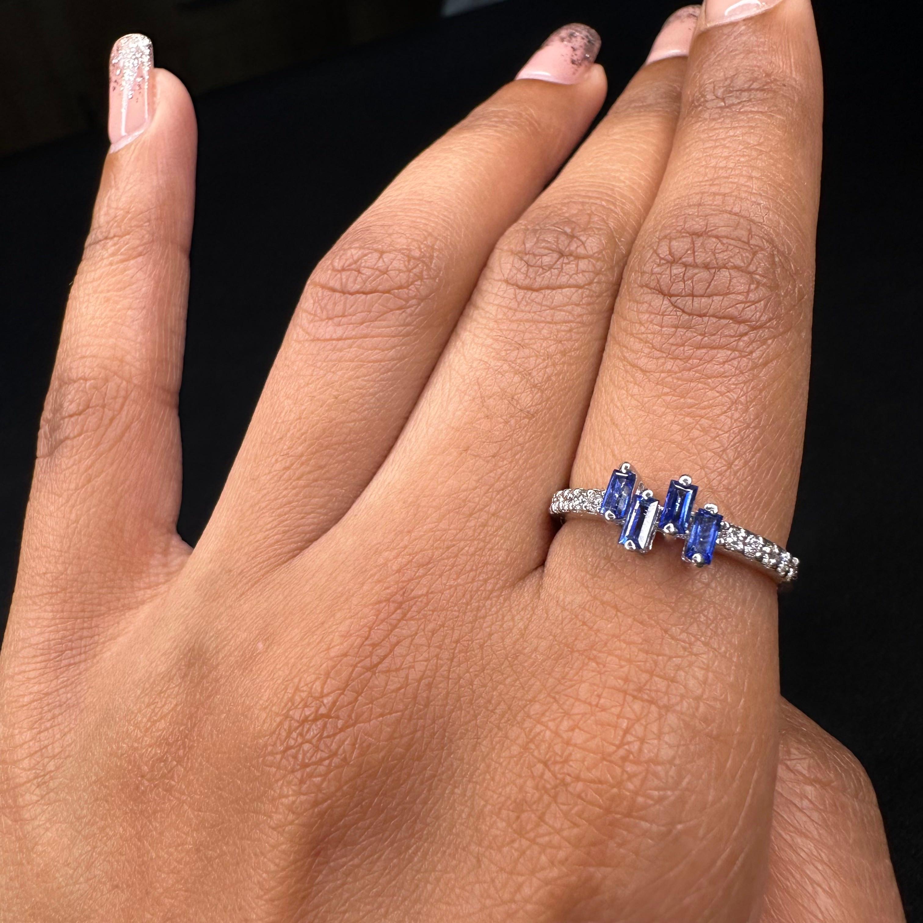 Im Angebot: Minimalistischer blauer Saphir-Ring mit Diamanten aus 14 Karat massivem Weißgold () 3