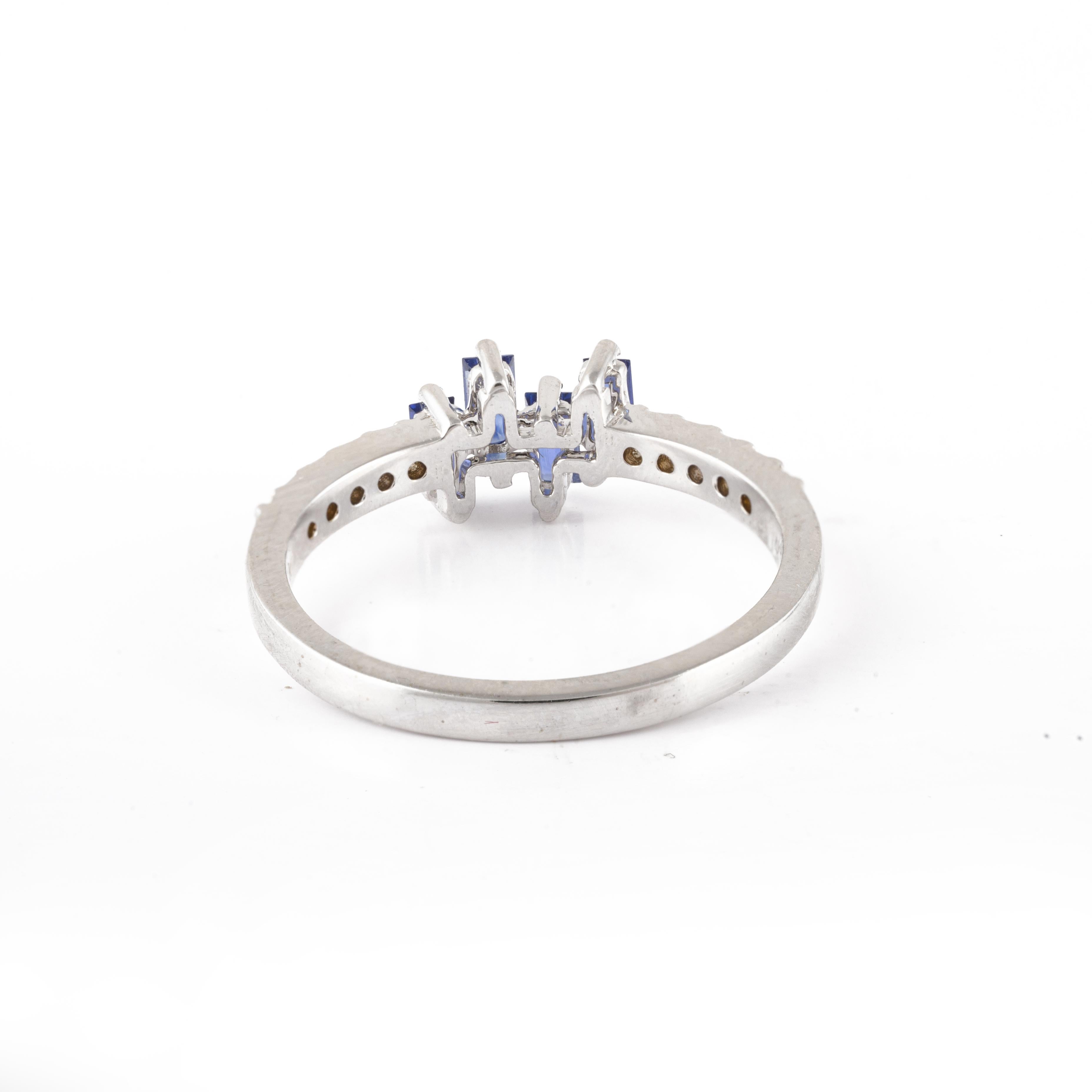 Im Angebot: Minimalistischer blauer Saphir-Ring mit Diamanten aus 14 Karat massivem Weißgold () 6