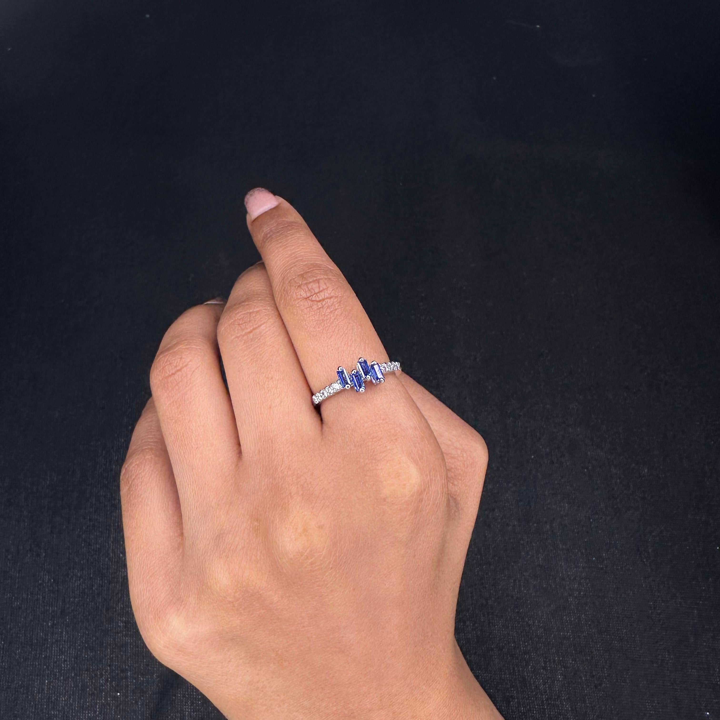Im Angebot: Minimalistischer blauer Saphir-Ring mit Diamanten aus 14 Karat massivem Weißgold () 5