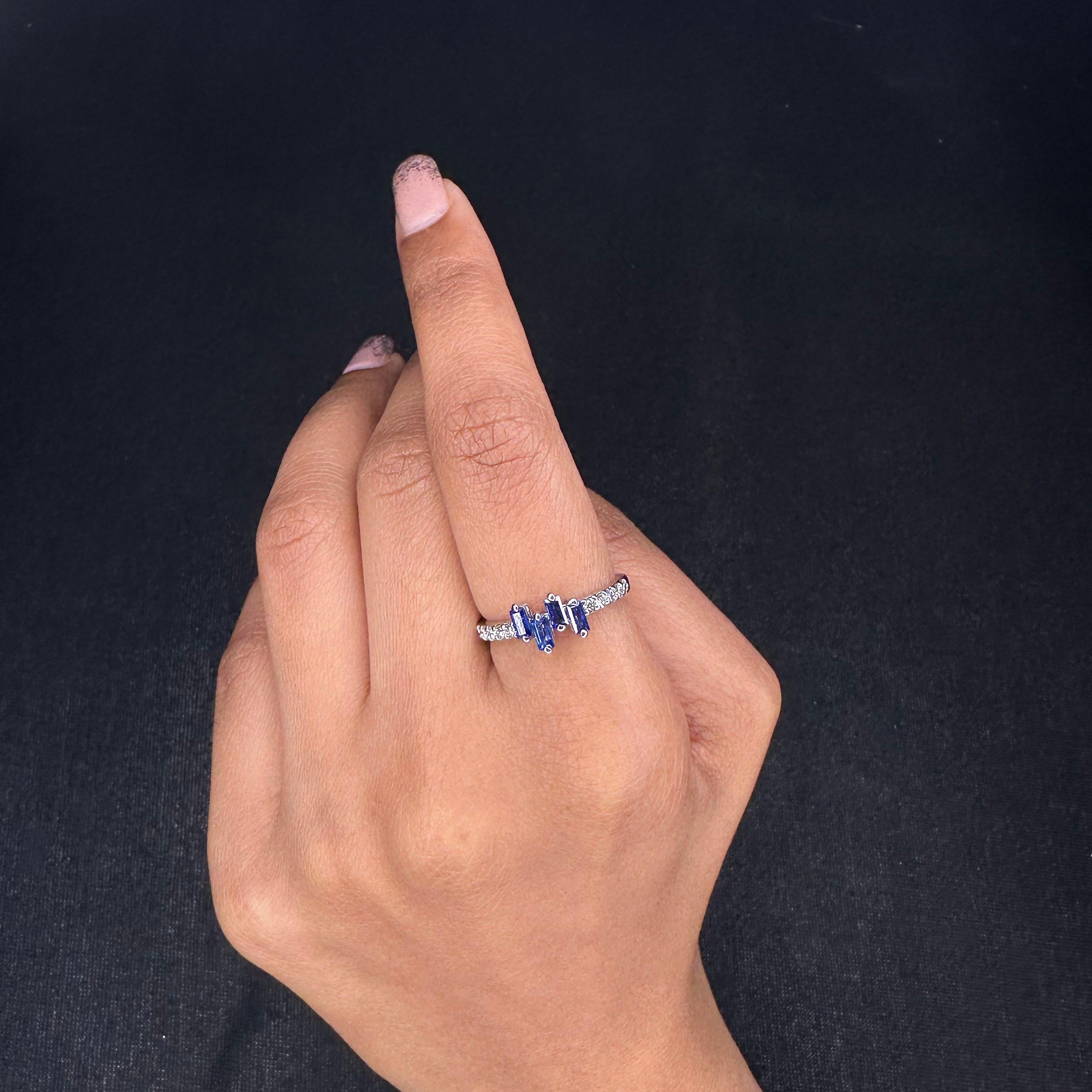 Im Angebot: Minimalistischer blauer Saphir-Ring mit Diamanten aus 14 Karat massivem Weißgold () 7