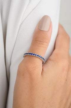 Anello minimalista con zaffiro blu impilabile a fascia per l'eternità in oro bianco massiccio 18 ct.