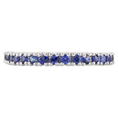 Bague d'éternité empilable en or blanc massif 18 carats avec saphir bleu minimaliste
