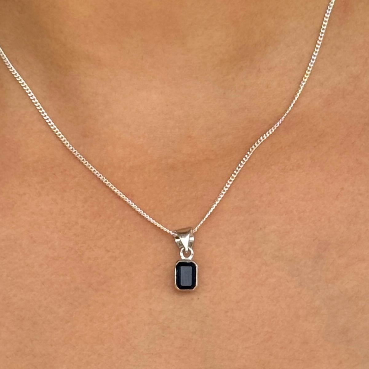 Ciondolo unisex minimalista con zaffiro blu, realizzato a mano in argento 925. in vendita 2