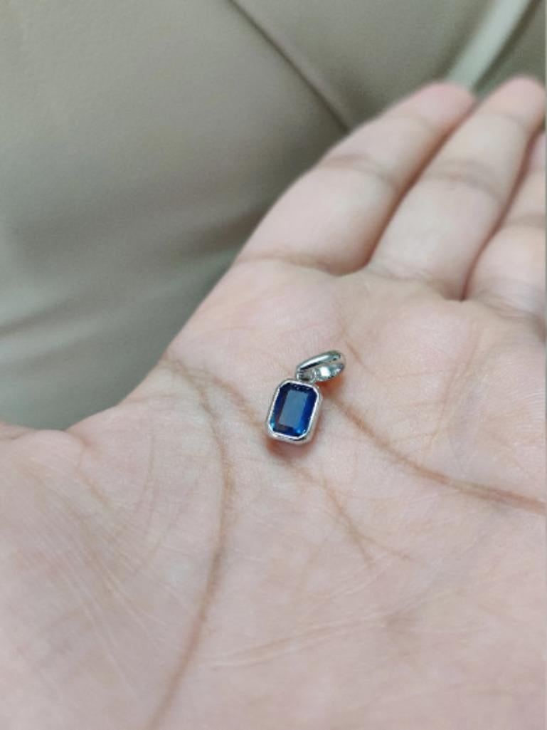 Pendentif unisexe minimaliste en argent sterling serti d'un saphir bleu taillé en octogone. Ce superbe bijou rehausse instantanément un look décontracté ou une tenue habillée. 
Le saphir bleu renforce les capacités intellectuelles de la