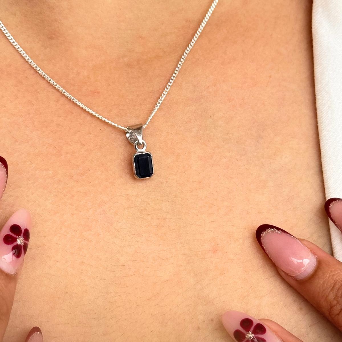 Ciondolo unisex minimalista con zaffiro blu, in argento sterling, tempestato di zaffiri blu taglio ottagono. Questo splendido gioiello eleva immediatamente un look casual o un abito elegante. 
Lo Zaffiro blu aumenta le capacità intellettuali della