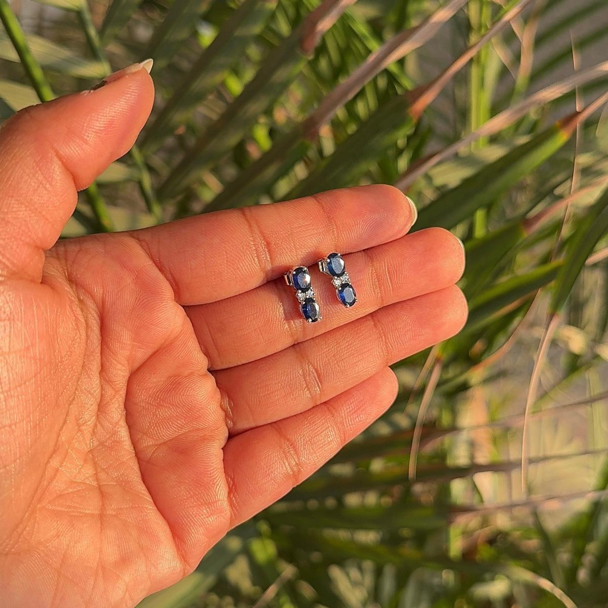 Minimalist Blue Sapphire & Zirconia Studs Earring for Christmas Gift in Silver For Sale 2