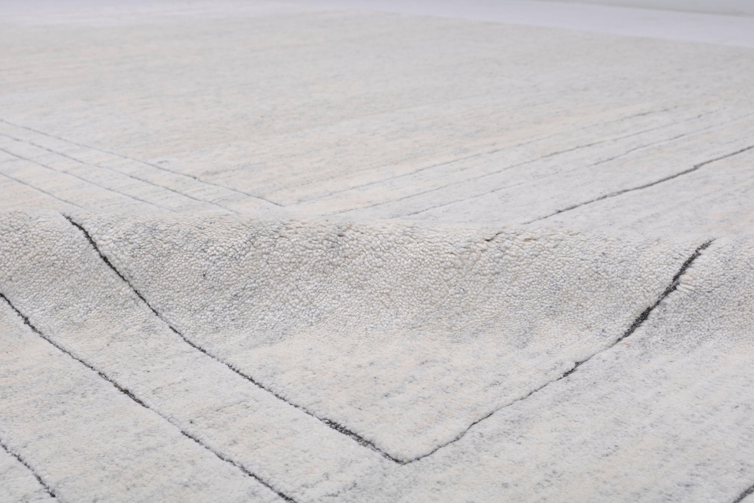 Minimalistische Bohemian Low-Pile Wolle Shag Hand Knotted Elfenbein Creme Teppich - Auf Lager (Handgewebt) im Angebot