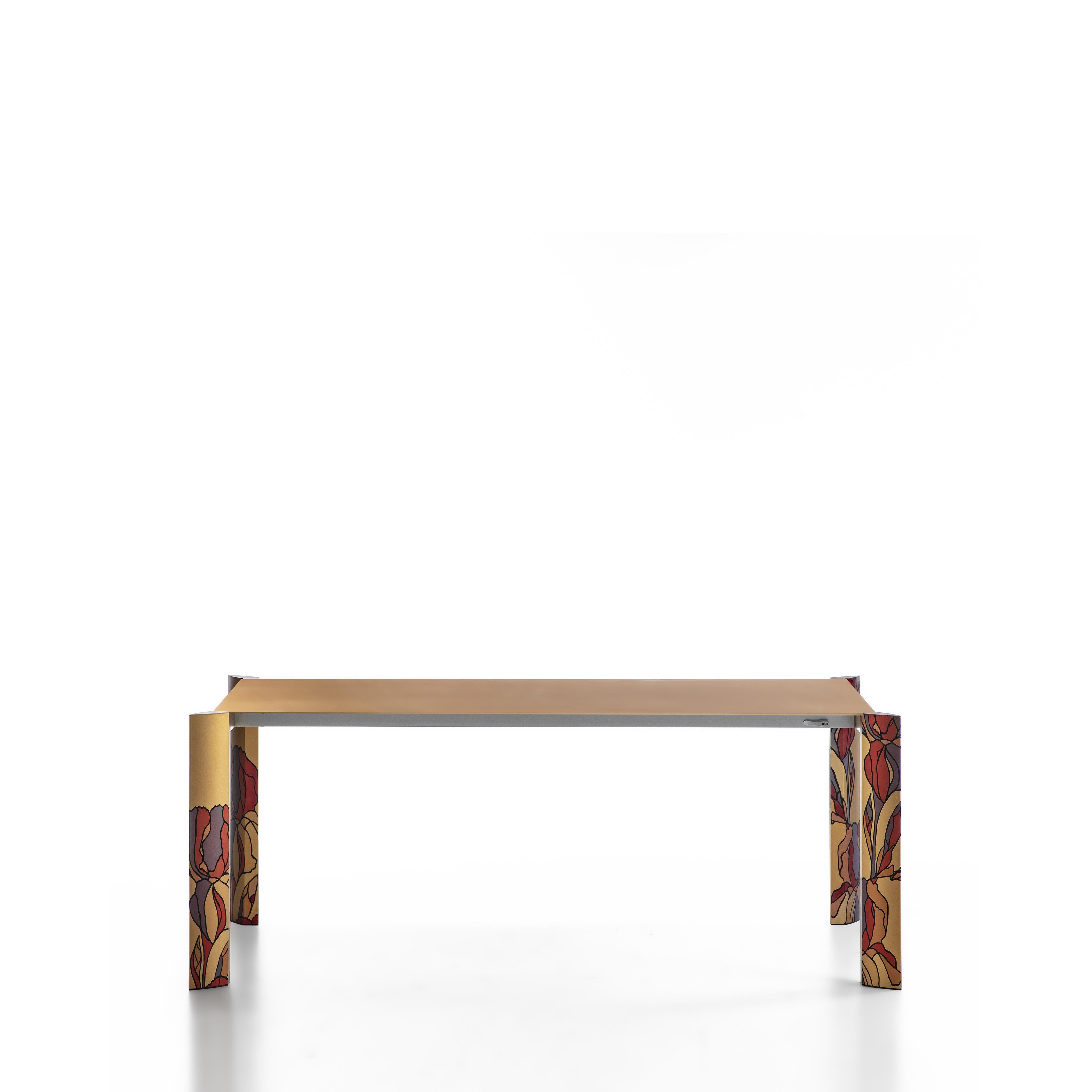 Distinguished by four extraordinarily patterned extruded legs covered with printed corn paper, this dining table exudes the utmost style and originality. Entirely fashioned of recycled aluminum, it features an extendible top that opens up to a