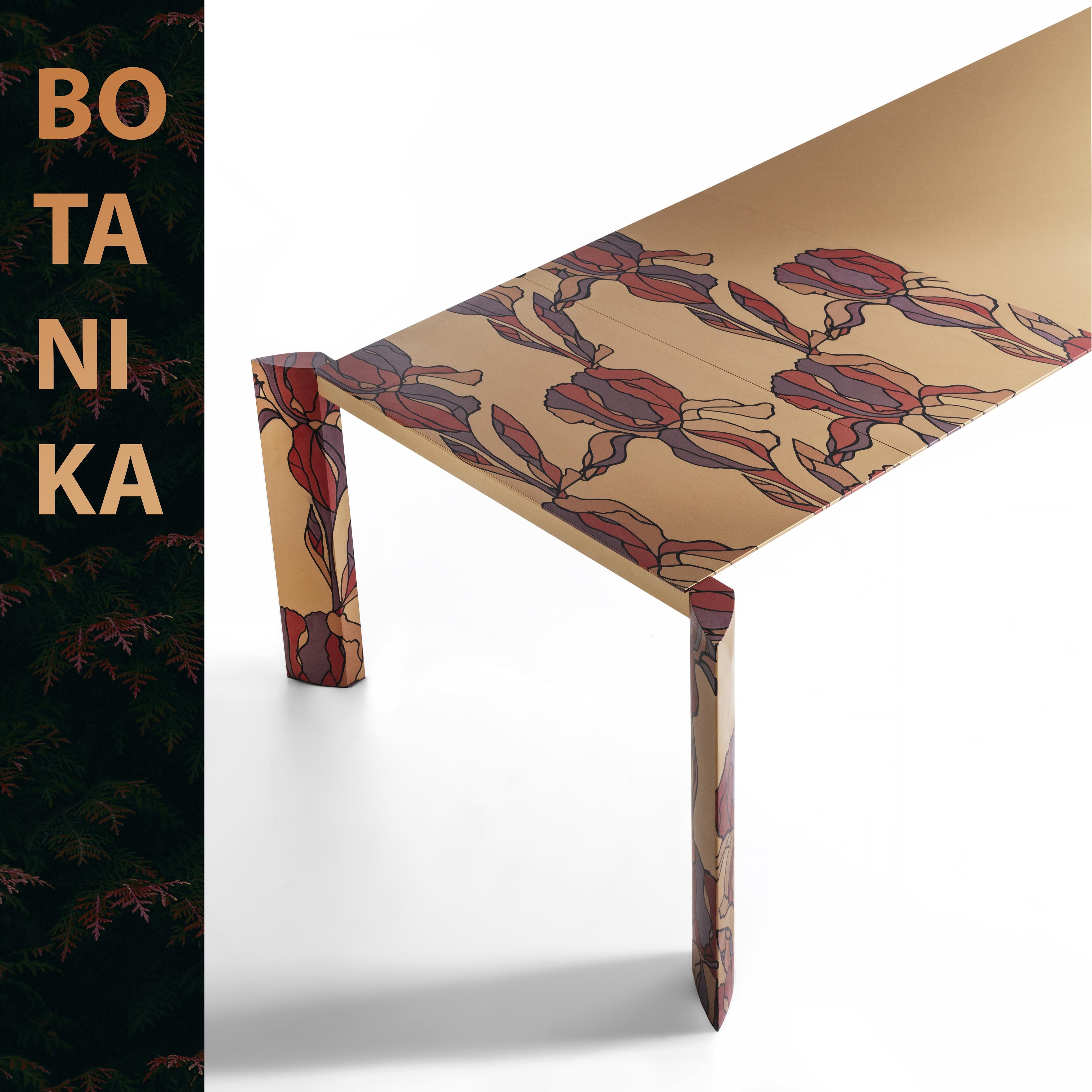 Minimalist Botanika Table Aluminium Extendable Gold with Floral Print For Sale 2