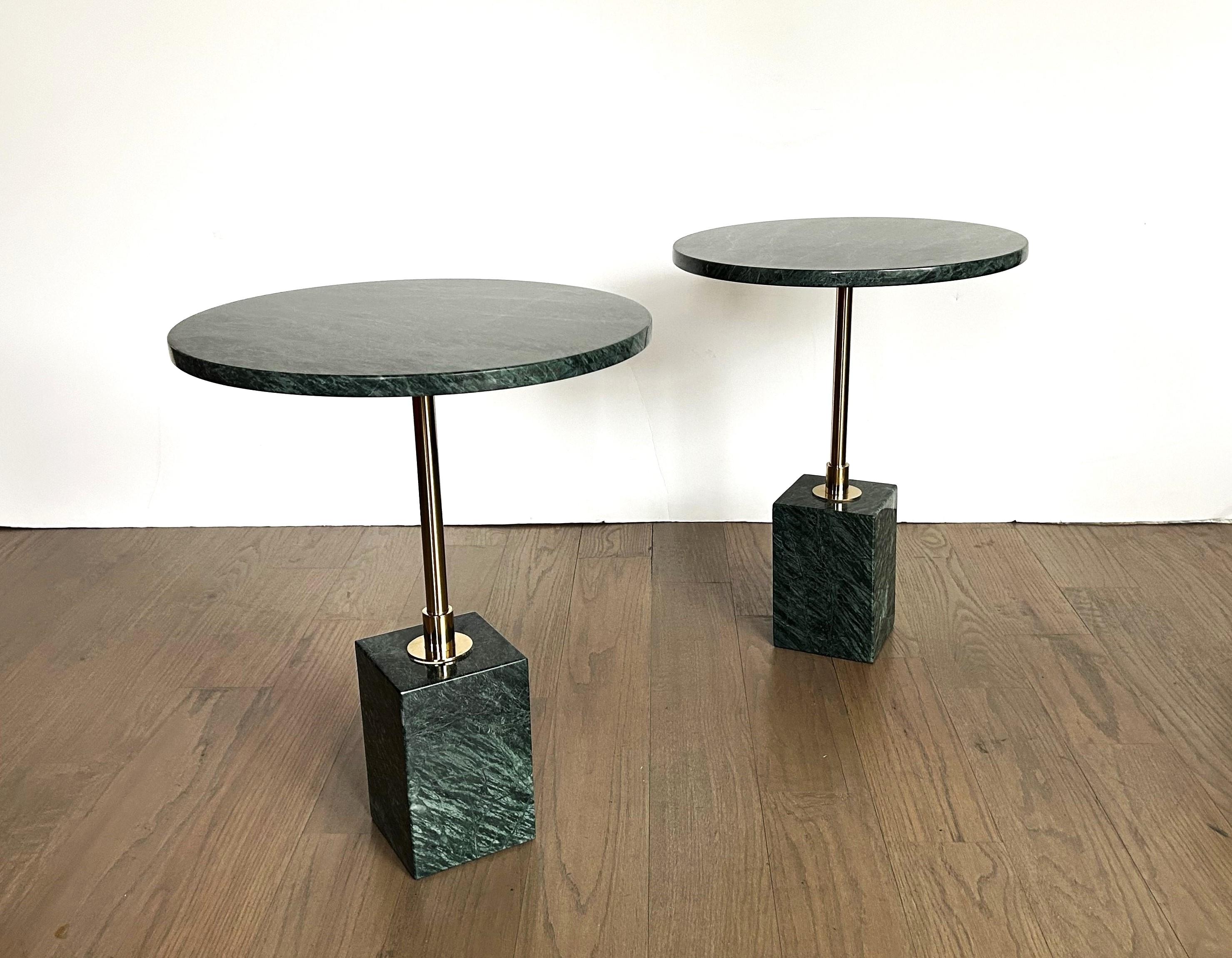 Pareja de mesitas auxiliares minimalistas de latón y mármol verde Minimalista