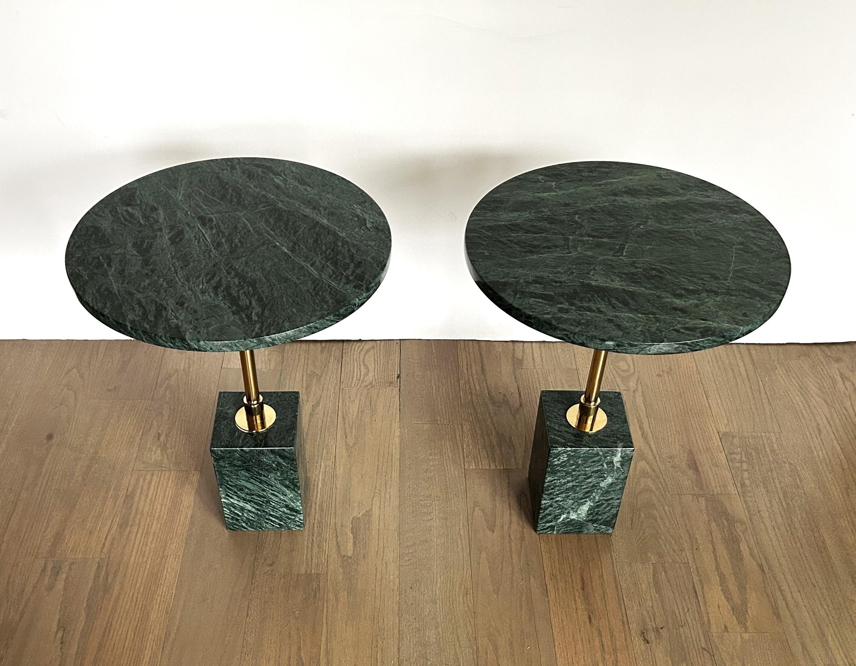 Pareja de mesitas auxiliares minimalistas de latón y mármol verde siglo XX
