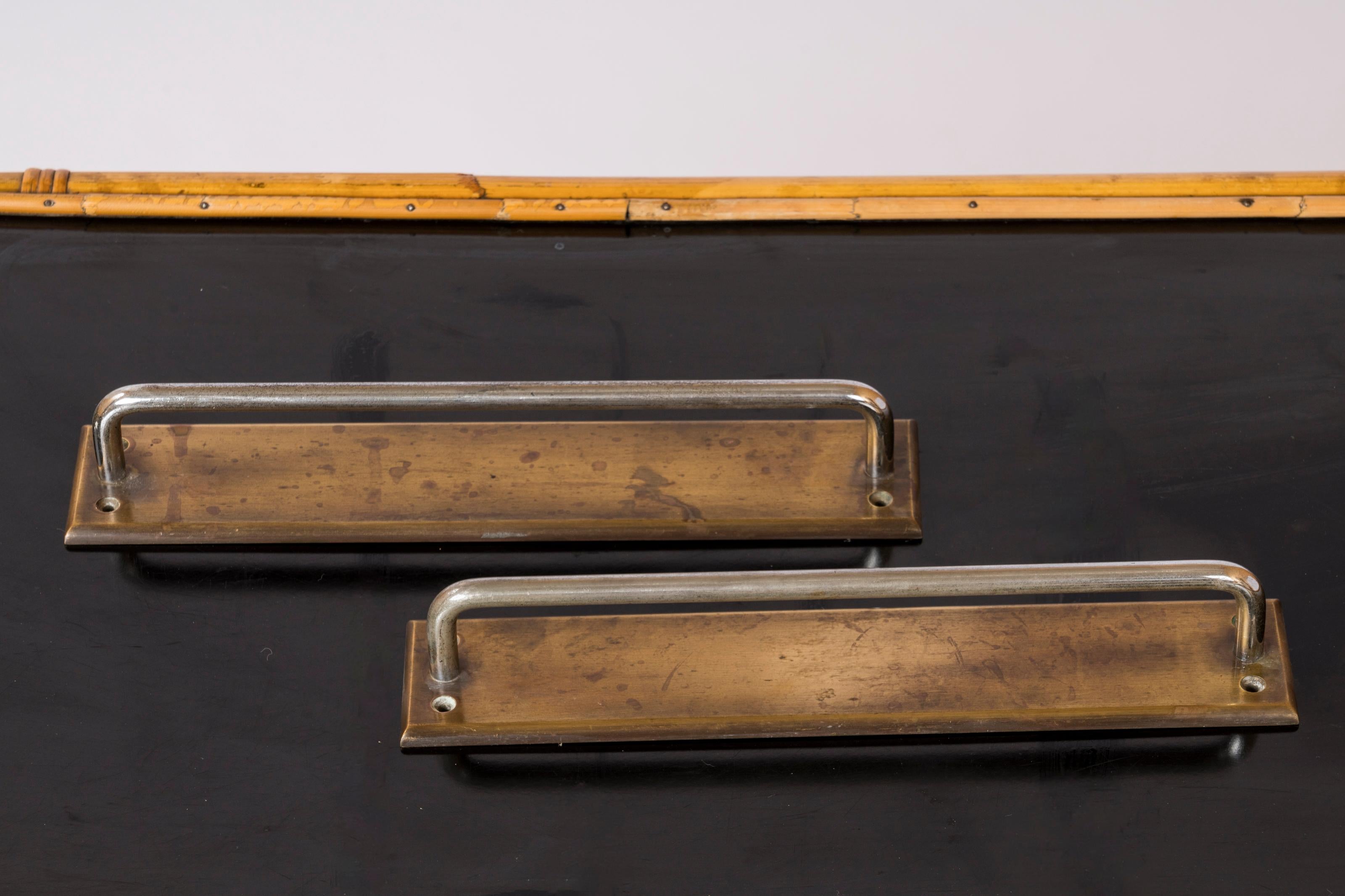 Paar rechteckige Türgriffe, jeweils bestehend aus einer patinierten Bronzeplatte, auf die ein gebogener Stahlgriff geschraubt ist.
In gutem Vintage-Zustand.
Diese Griffe werden von Frankreich aus versandt und können entweder nach Frankreich oder an