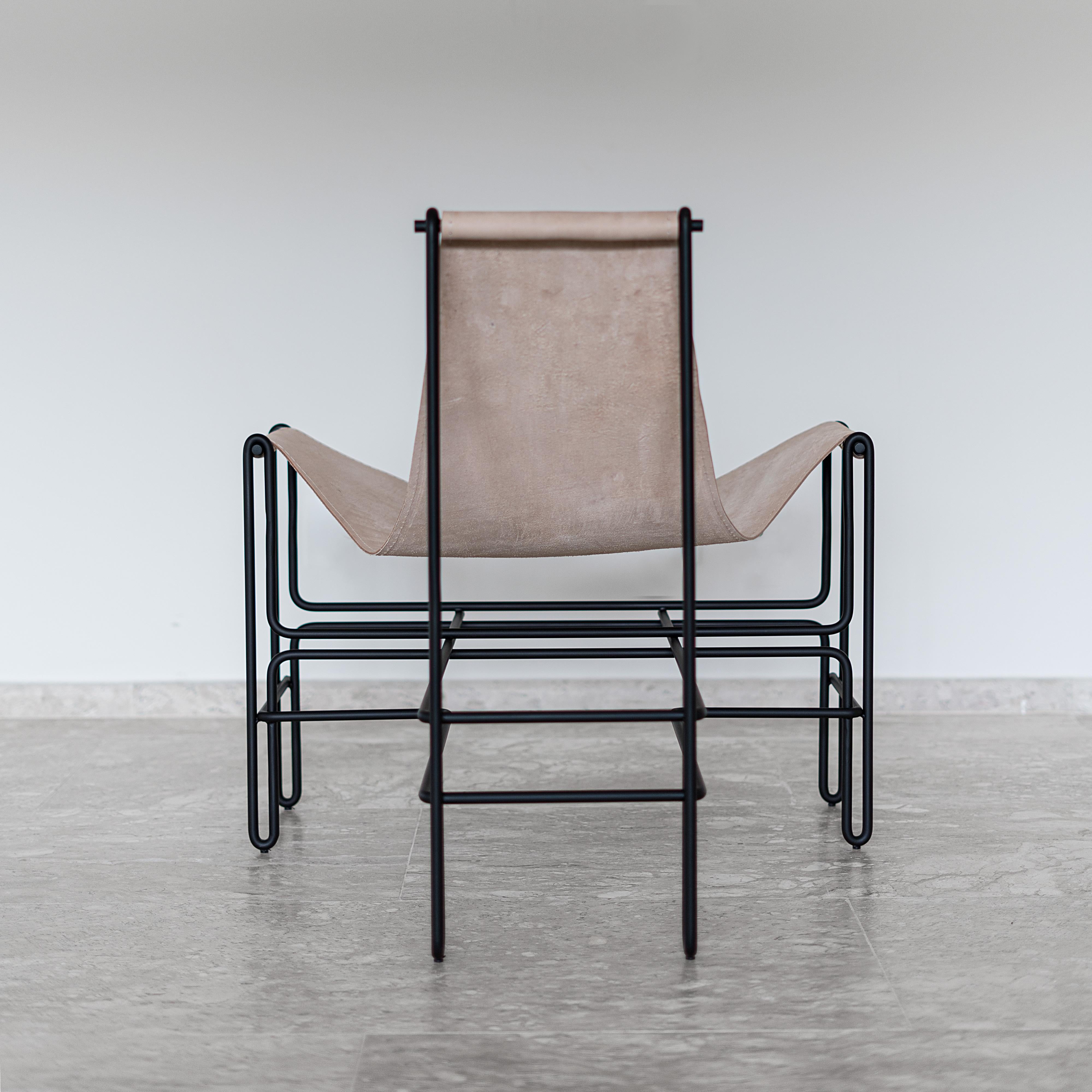 This imposing Brazilian armchair in steel and leather is featured by geometric lines that contrast with the softness of the seat in natural leather. All the structural elements are indispensable for its stability and are arranged with geometric