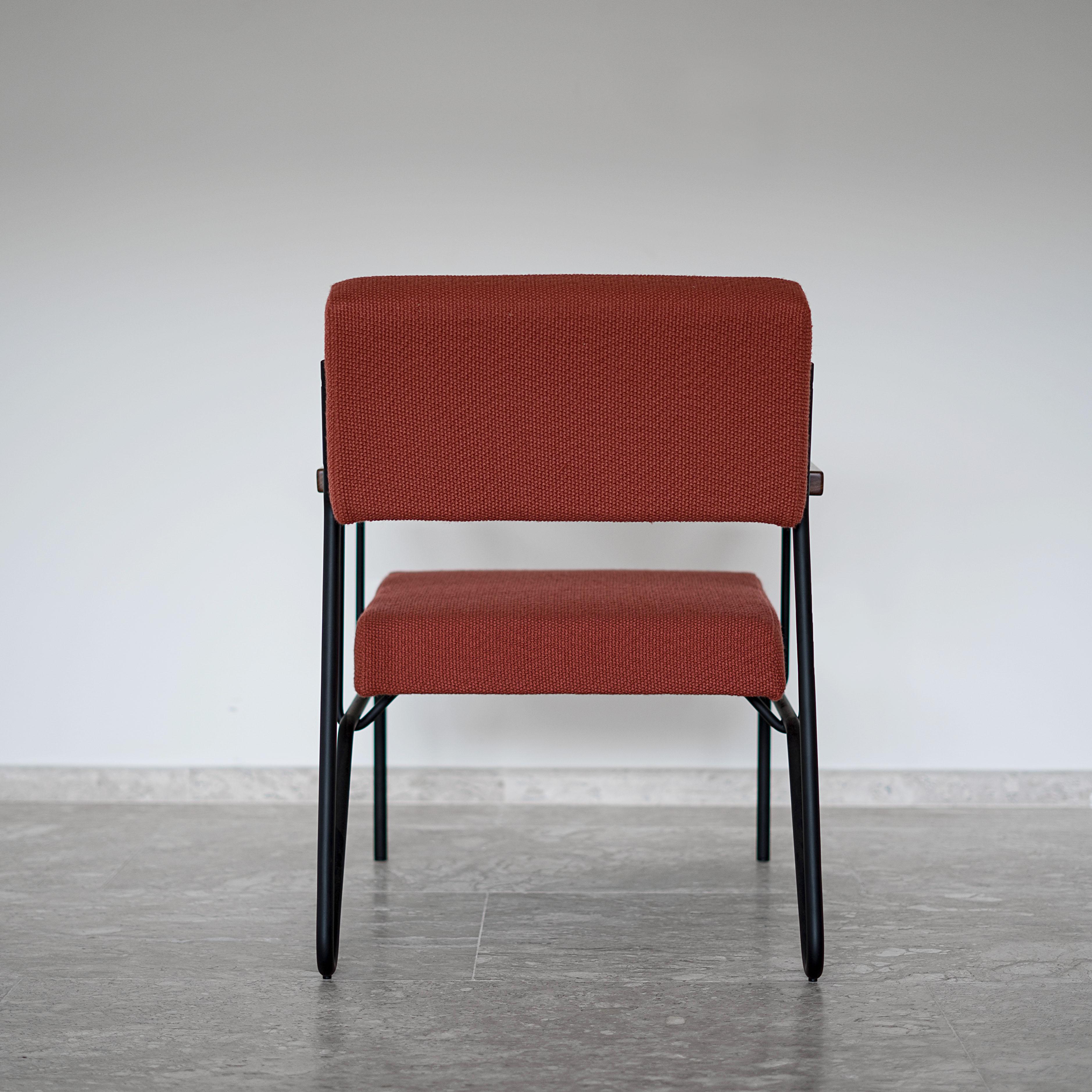 Minimalistischer brasilianischer Sessel „Sandra“ von Samuel Lamas (Gemalt) im Angebot