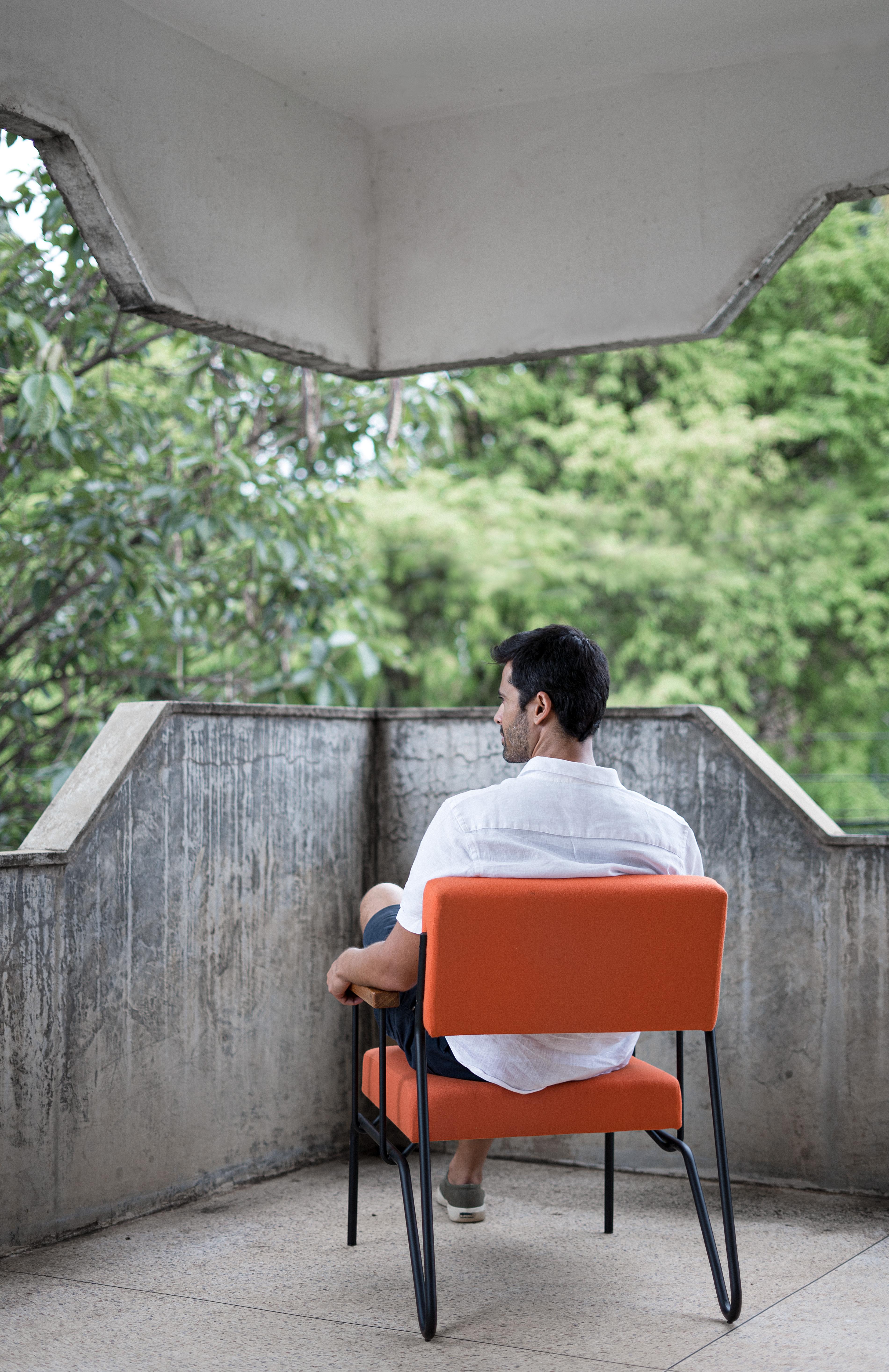 Peint Fauteuil brésilien minimalisteandra de Samuel Lamas en vente