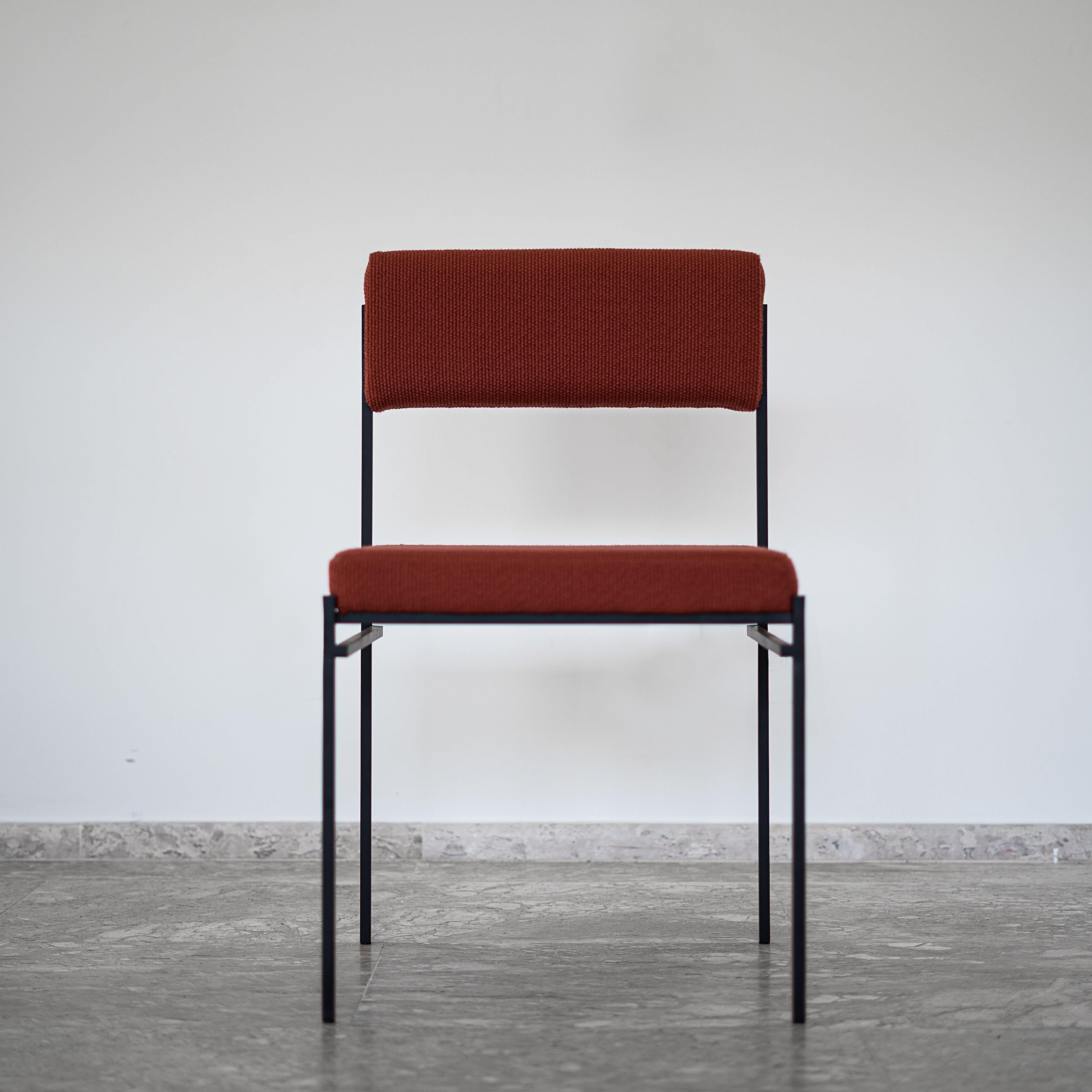 Dieser zeitgenössische Sessel ist vom modernen brasilianischen Design inspiriert. Mit einer quadratischen DNA soll ein geometrischer und essentieller Stuhl geschaffen werden. Alle strukturellen Elemente, die seine Funktion ausmachen, sind so