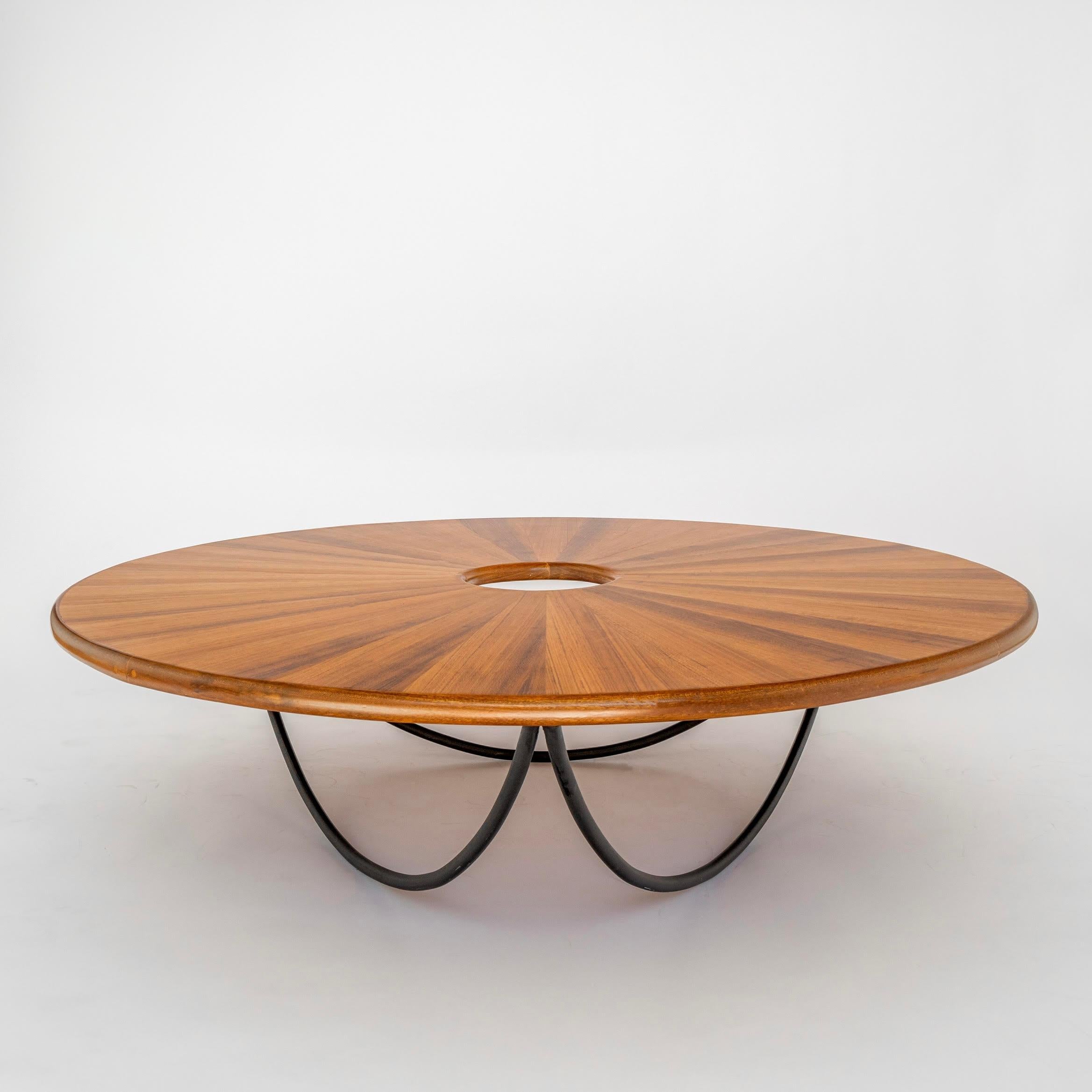 Ti presentiamo il tavolino Julie di Lamas Design, un capolavoro di design contemporaneo che fonde magistralmente geometria, estetica e sostenibilità. Il piano circolare del tavolo, caratterizzato da un motivo radiante, rispecchia la bellezza dei