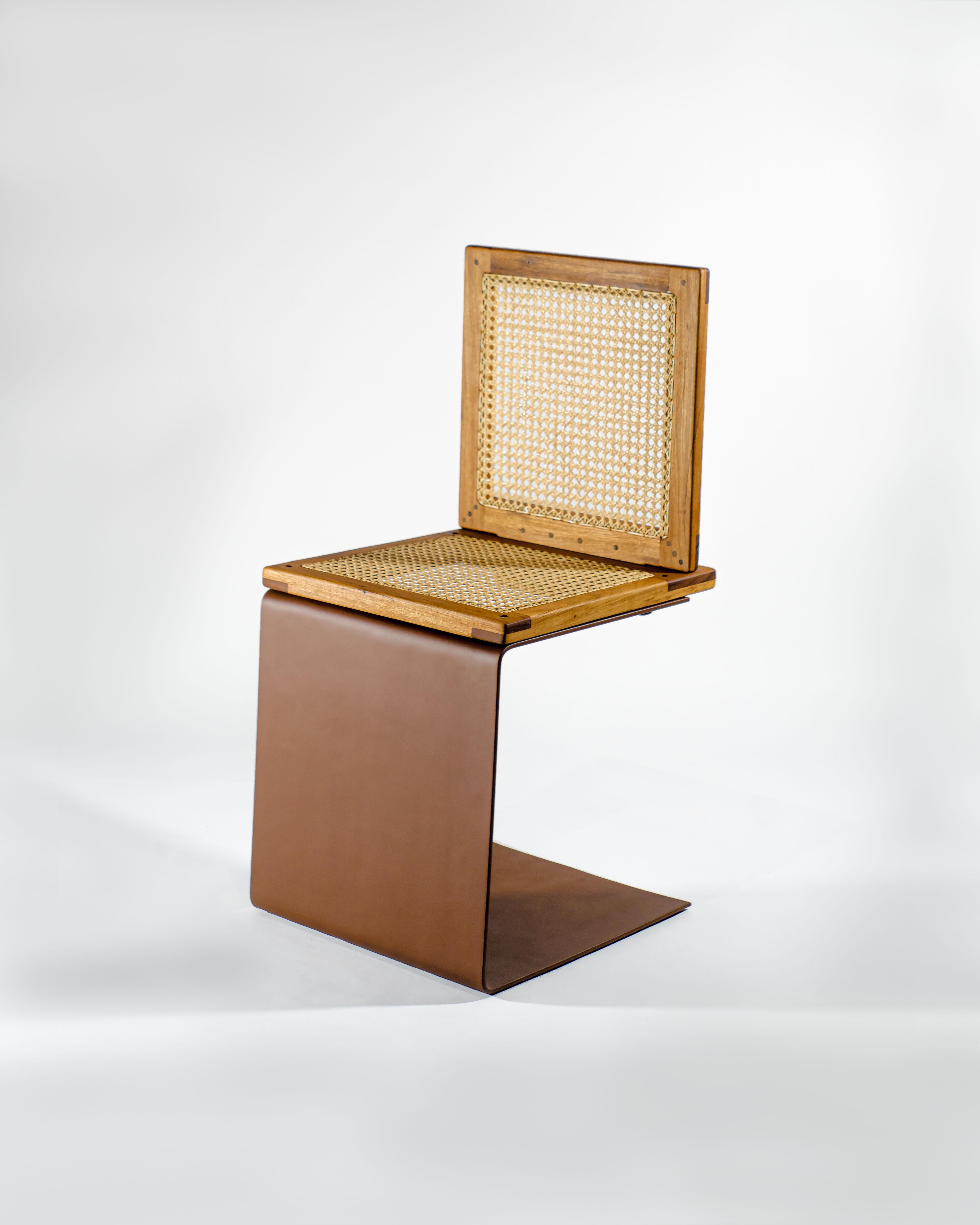 Der Perê Chair ist Teil der Folclore Collection, einer Serie von Spezialdesigns, die von der brasilianischen Folklore inspiriert sind.

Jedes Stück der Collection'S stammt aus einer anderen Legende. Der Perê ist vom Saci Pererê inspiriert.

Saci ist