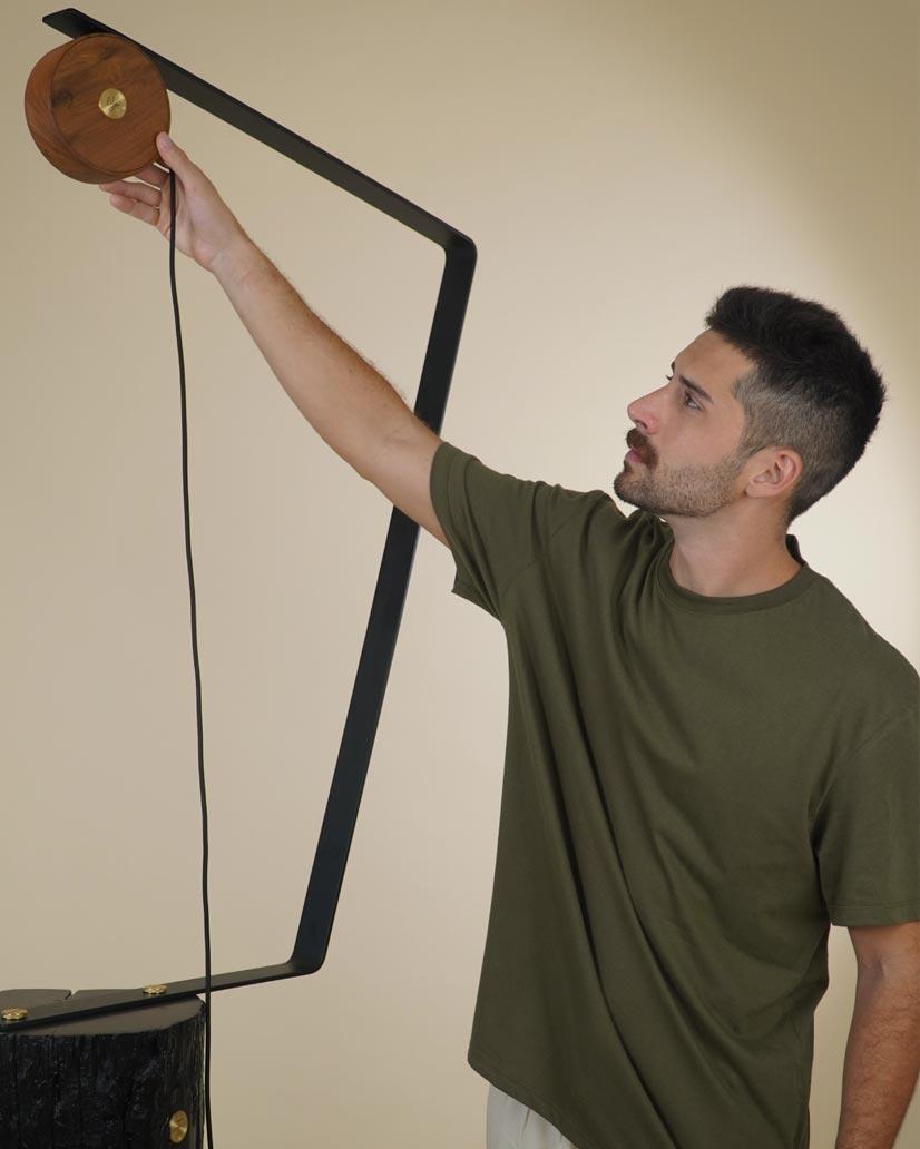 Minimalistische brasilianische Stehlampe ''Reentrâncias'' von Dimitrih Correa, handgefertigt im Angebot 2