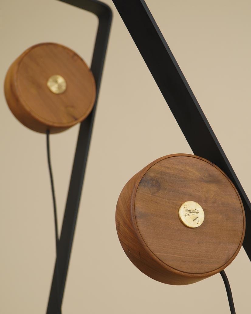 Minimalistische brasilianische handgefertigte Stehlampe „Rupturas“ von Dimitrih Correa (Holzarbeit) im Angebot