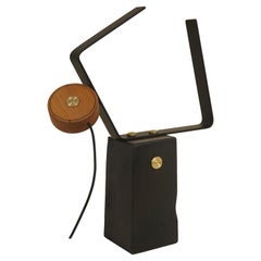 Lampe de bureau brésilienne minimaliste fabriquée à la main « Reticncias » de Dimitrih Correa