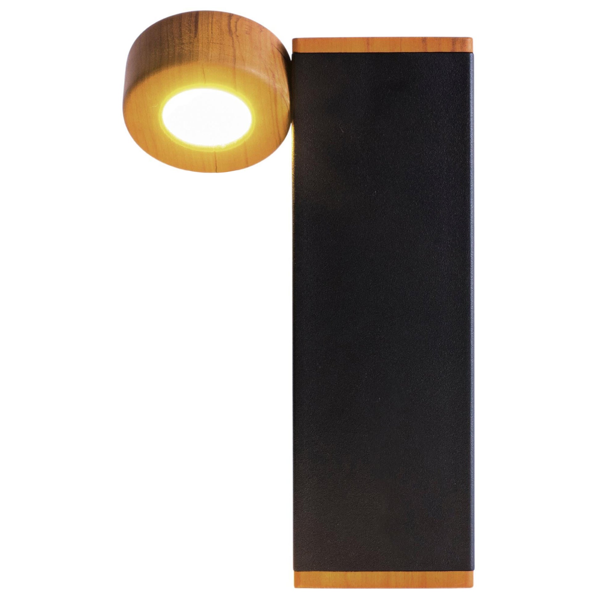 Über die Lampe:

Die Wé-Lampe bietet eine innovative Nutzbarkeit der Glühbirne durch die Verwendung eines Magnetsystems. Ein Magnet, der sich unter dem Holzsockel befindet, kann auf dem gesamten Metallsockel positioniert werden, wodurch verschiedene