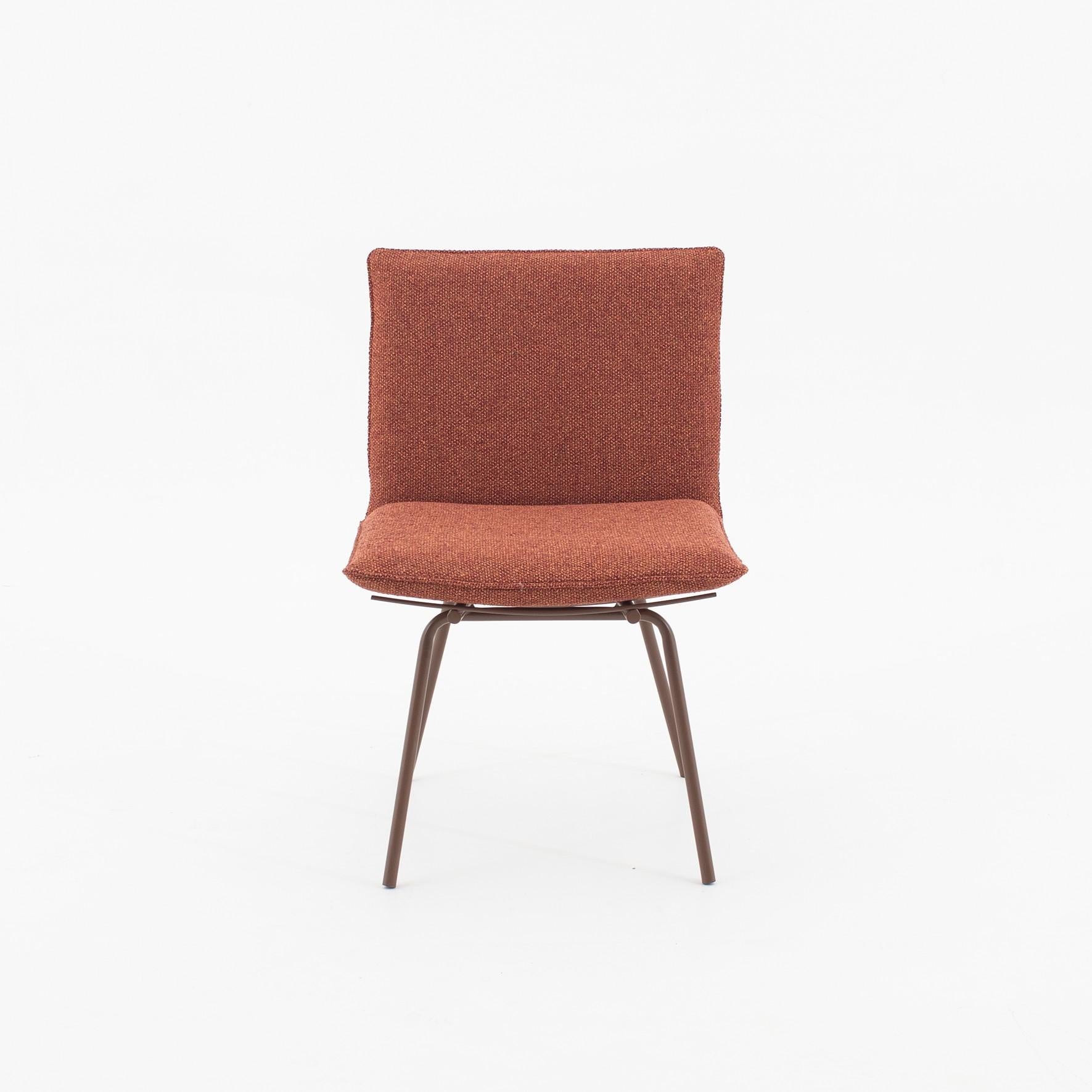 The Frida chair is a study in balance — between structural precision and tactile softness, between industrial clarity and emotional presence. With a lightweight painted aluminum frame, available in a curated palette of colors, Frida embodies the