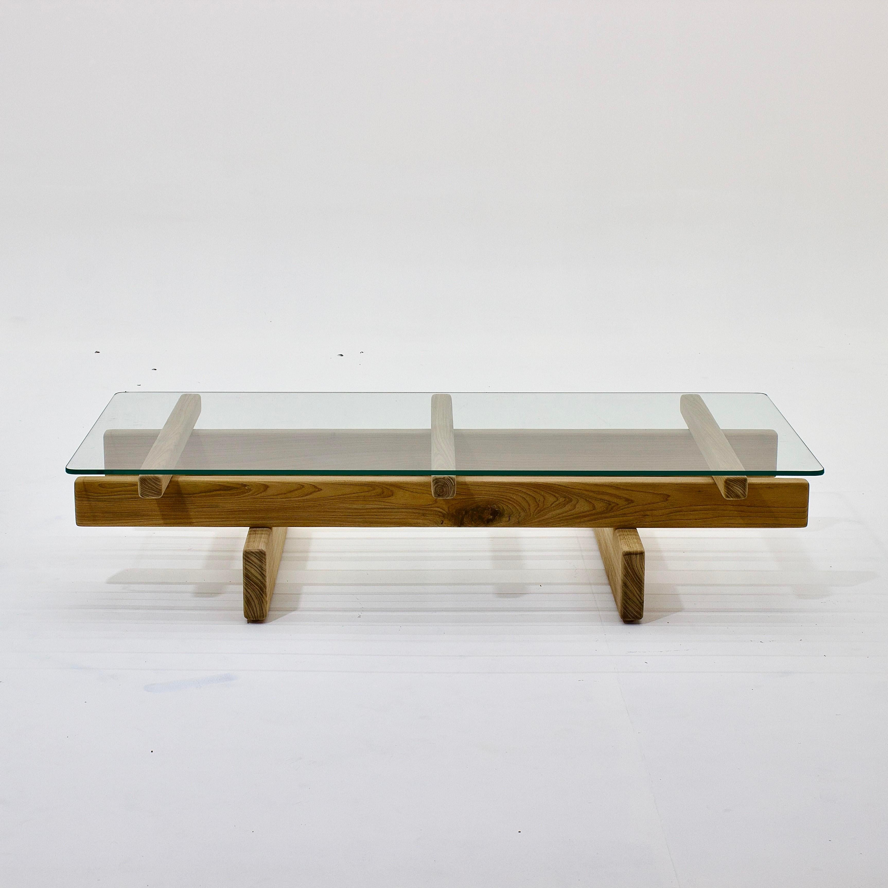 
Voici la table basse Claudia de Lamas Design, un mélange étonnant d'élégance et de fonctionnalité, parfait pour l'intérieur et l'extérieur. Fabriquée en bois noble certifié, la base robuste présente des lignes épurées et des arrangements