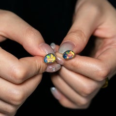 Pendientes minimalistas de ópalo doble australiano brillante, en oro amarillo de 14K