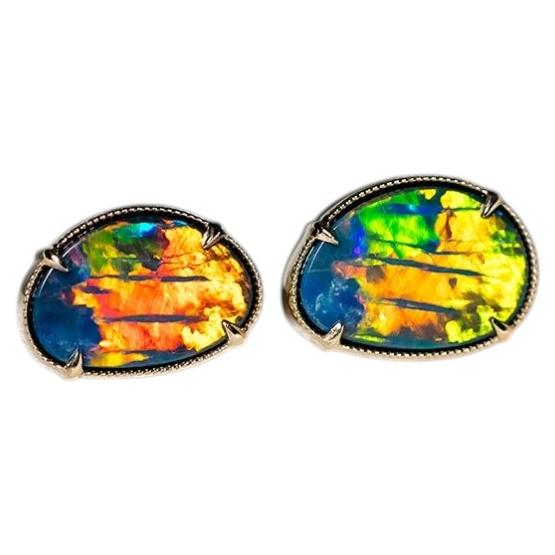 Minimalistische Ohrstecker mit australischem Bright-Doublet-Opal, 14-karätiges Gelbgold im Angebot