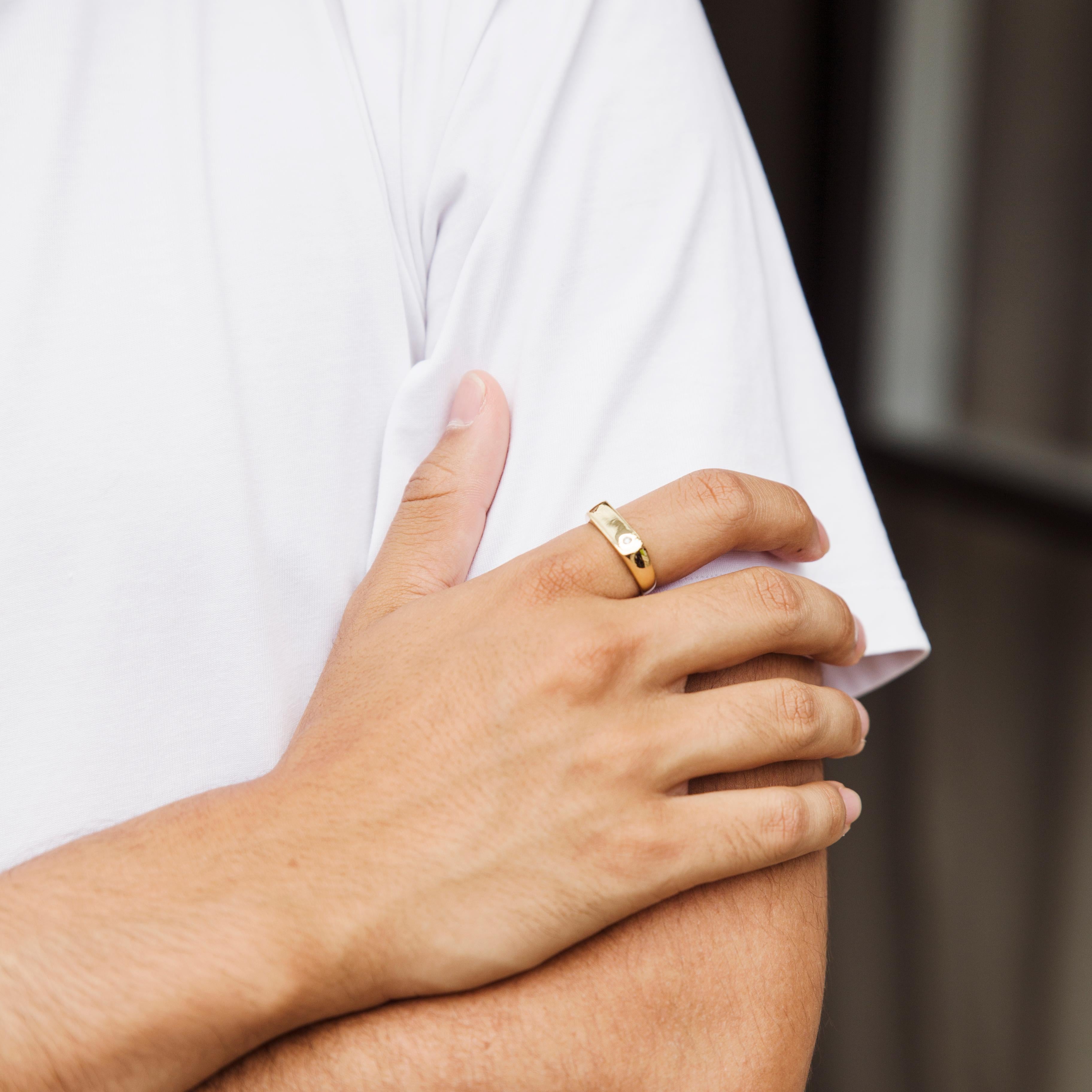 Minimalist Brilliant Diamond Vintage Men's Signet Ring in 9 Carat Yellow Gold 6
