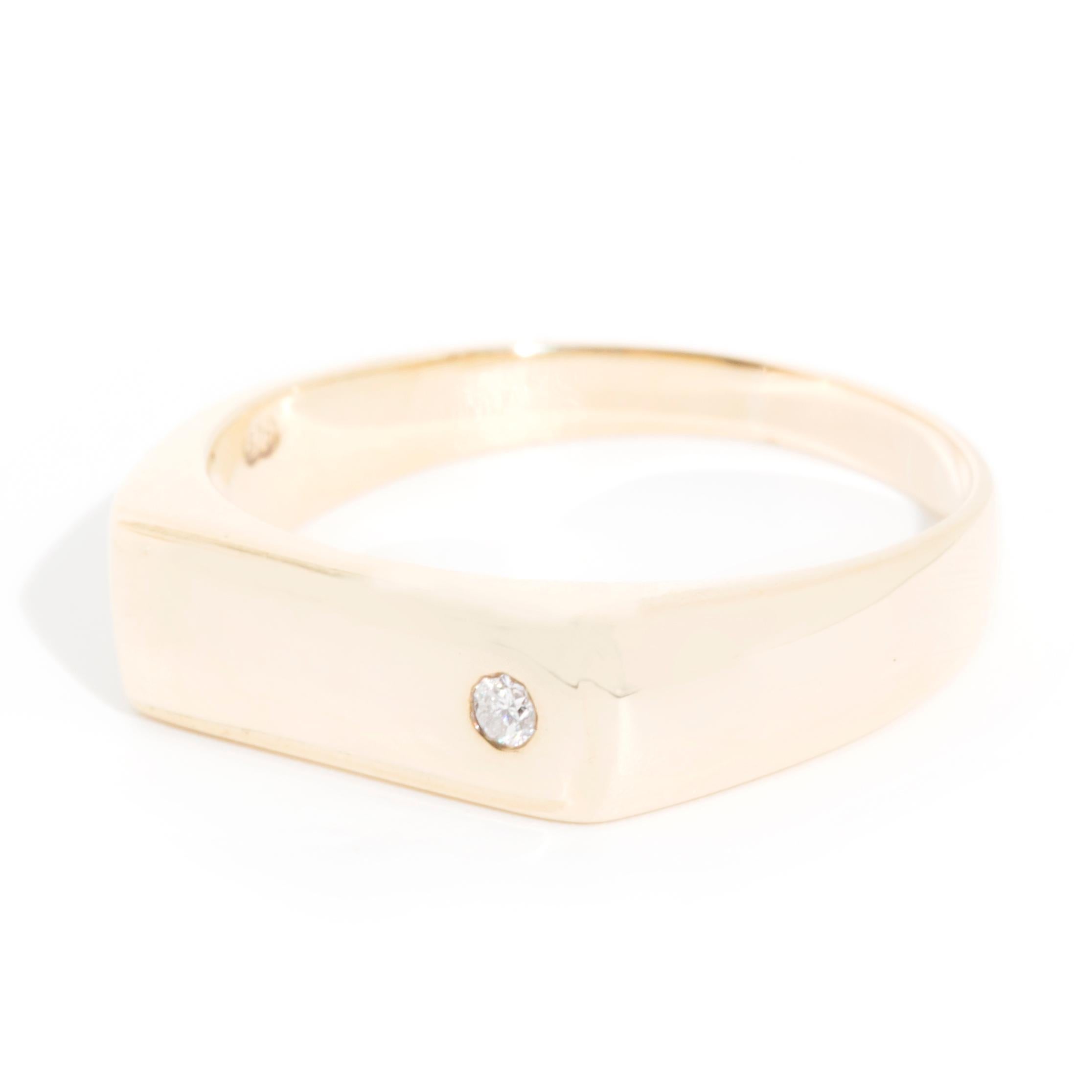 Round Cut Minimalist Brilliant Diamond Vintage Men's Signet Ring in 9 Carat Yellow Gold