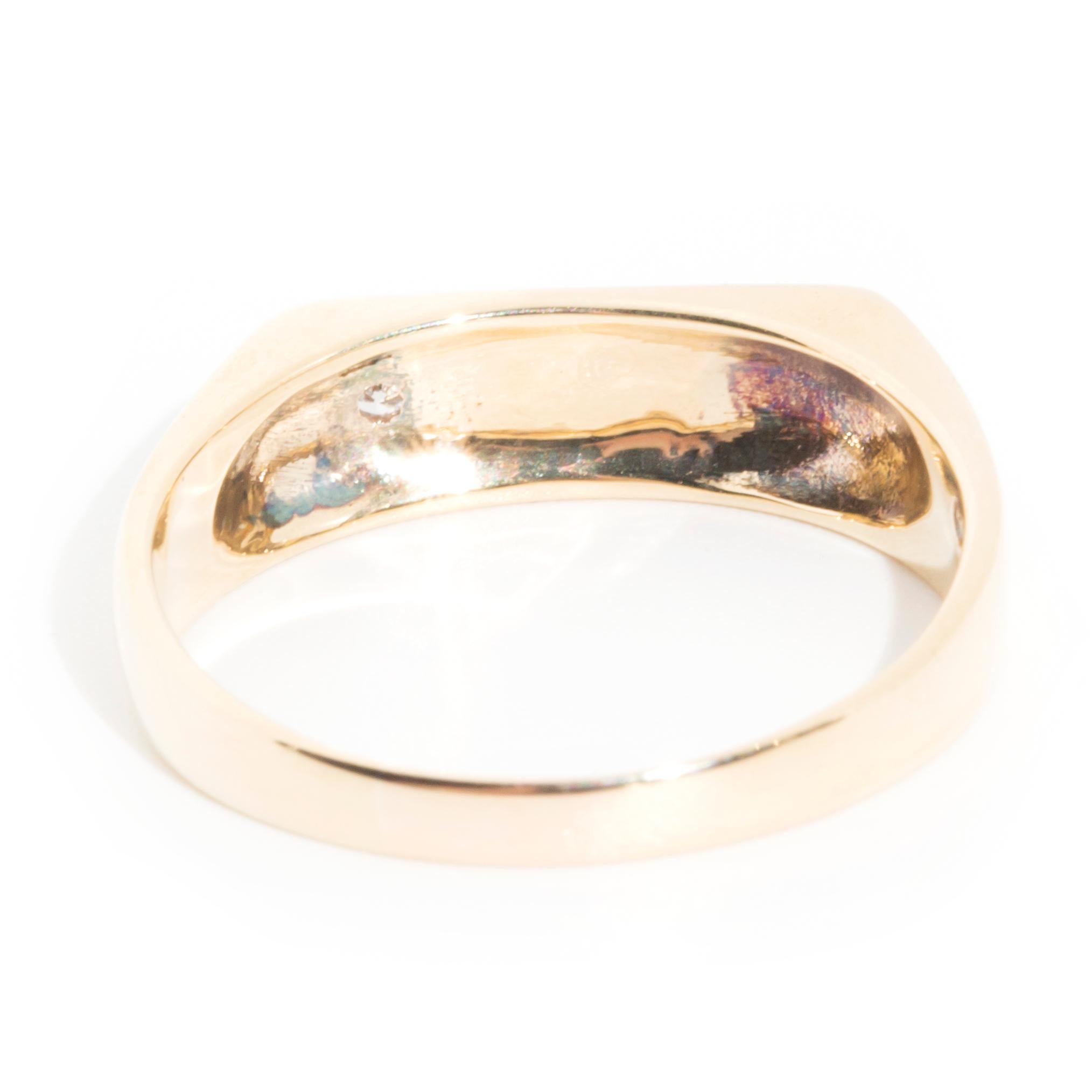 Minimalist Brilliant Diamond Vintage Men's Signet Ring in 9 Carat Yellow Gold In Good Condition In Hamilton, AU