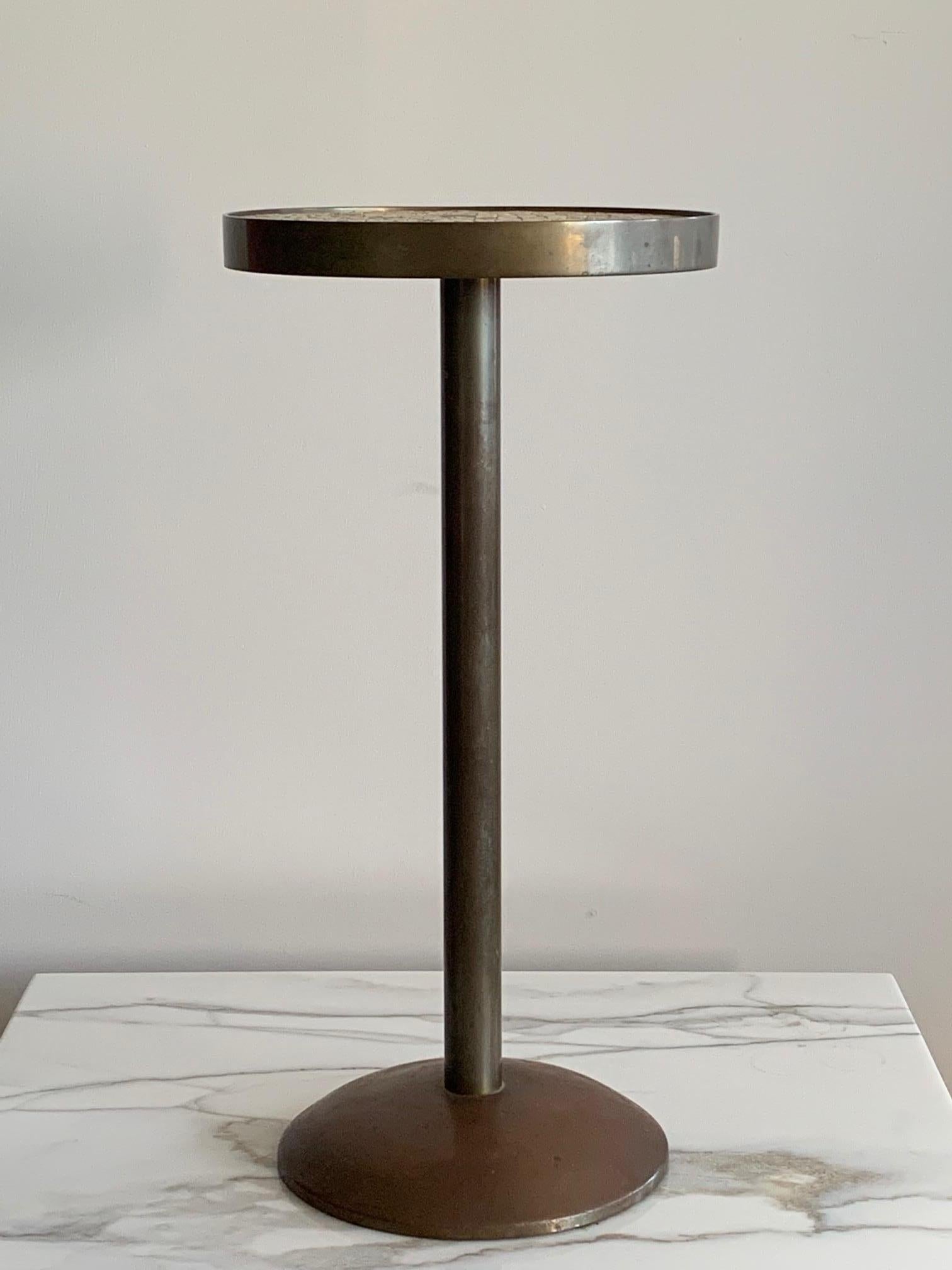 Ein ungewöhnlicher Bronzetisch mit Kachelplatte. Sehr schwer und gut verarbeitet.