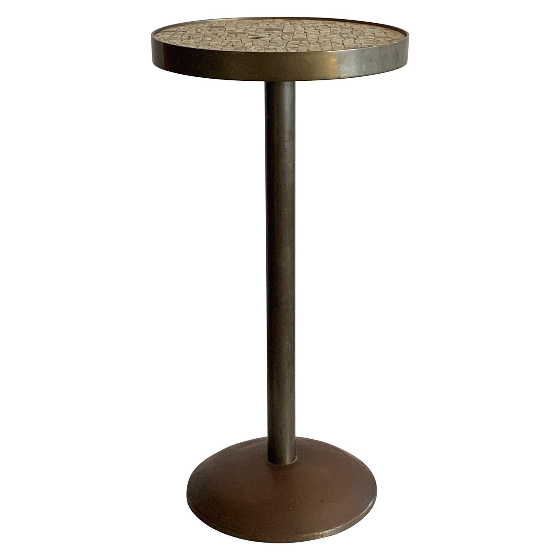 Table minimaliste en bronze avec dessus en carreaux