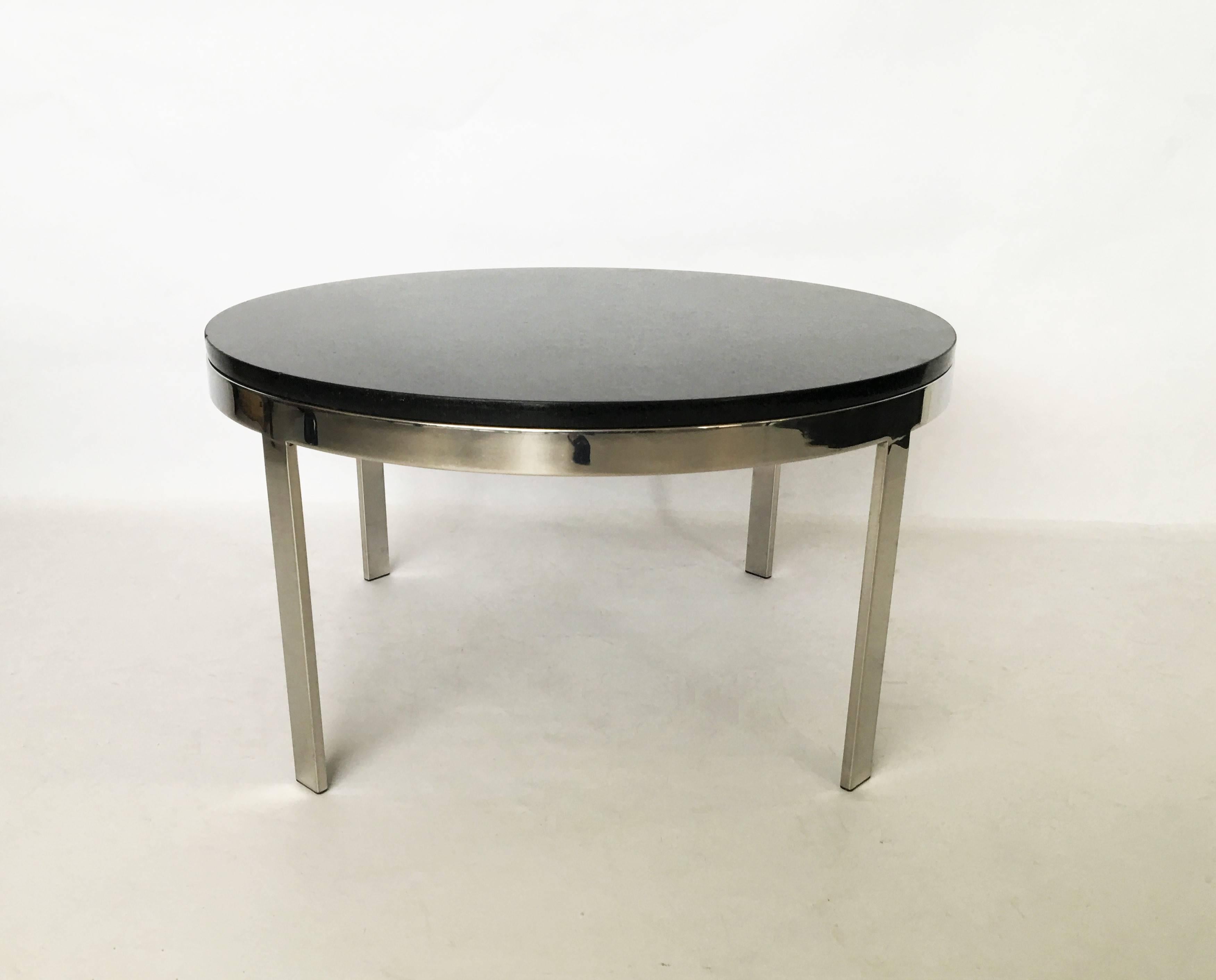 Qualité exceptionnelle de Brueton ! D'une conception simple, cette table circulaire PBLR est construite avec un tablier plat en acier inoxydable poli comme un miroir, des pieds carrés soudés, meulés et polis pour former une unité sans soudure avec