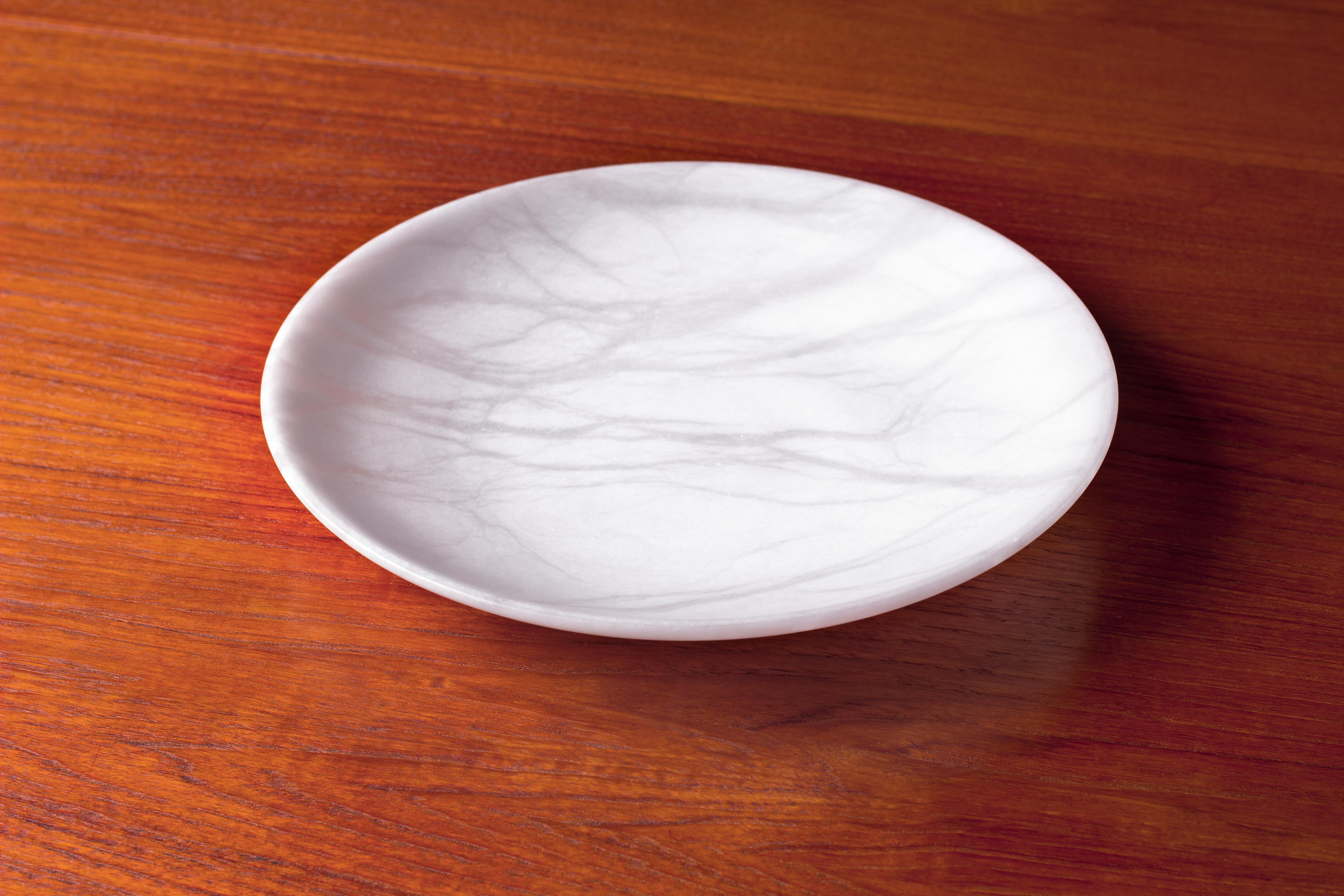 Minimalist Carrara Marble Dish or Fruit Bowl In Good Condition For Sale In Grand Cayman, KY