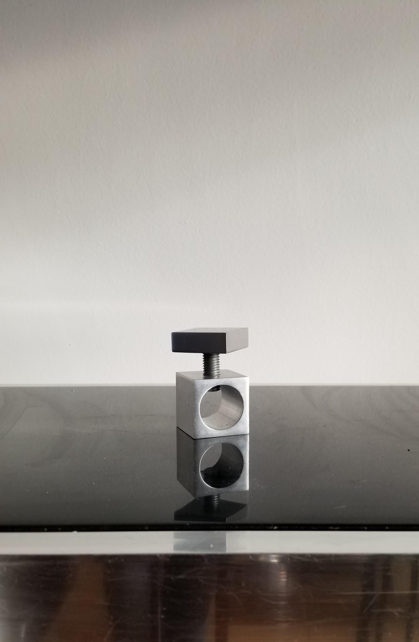 Minimalistischer Nussknacker aus Aluminiumguss von Pierre Vandel, Frankreich, 1970er Jahre im Zustand „Gut“ im Angebot in New York, NY