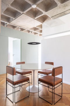 Sedia minimalista "Célia", stile contemporaneo brasiliano, di Danilo Vale