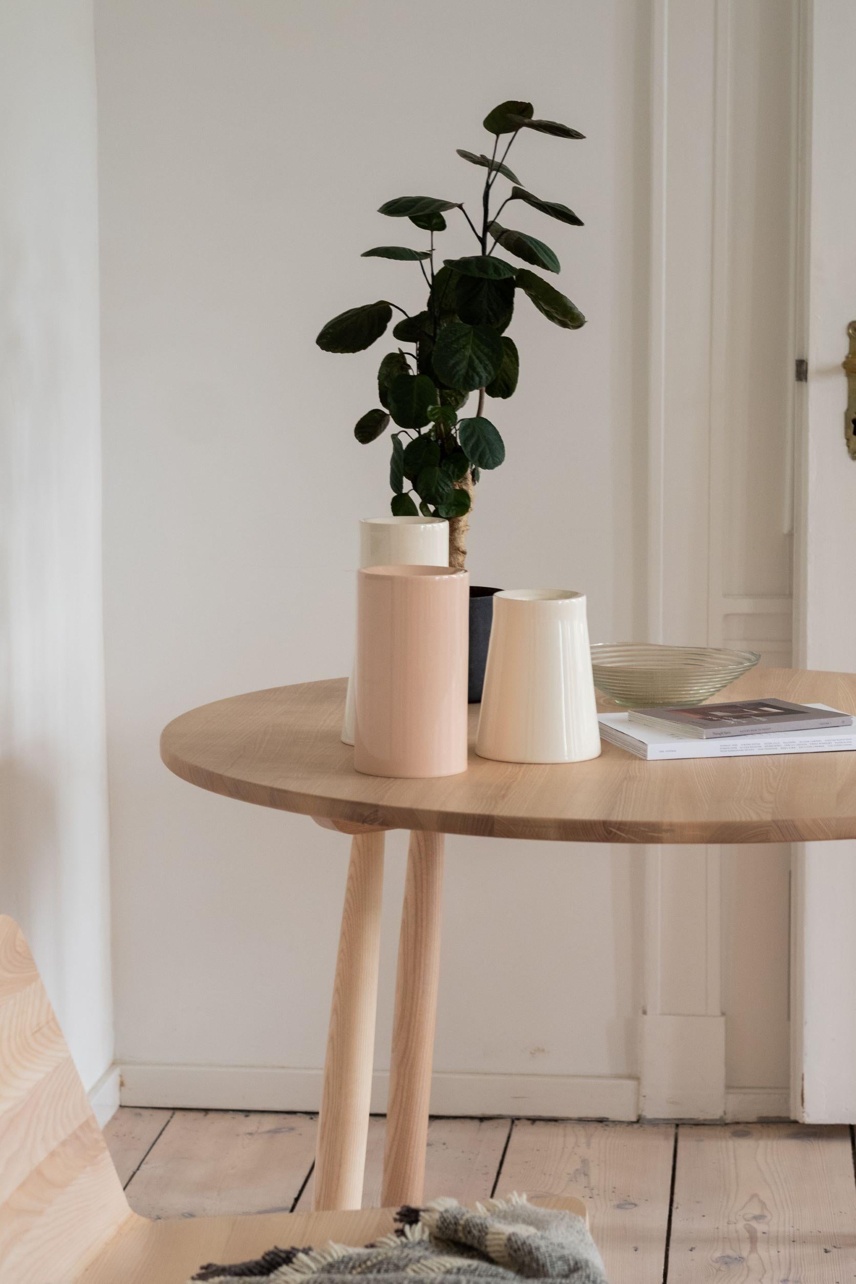 Minimalistische Keramikvase – Nude im Angebot 3