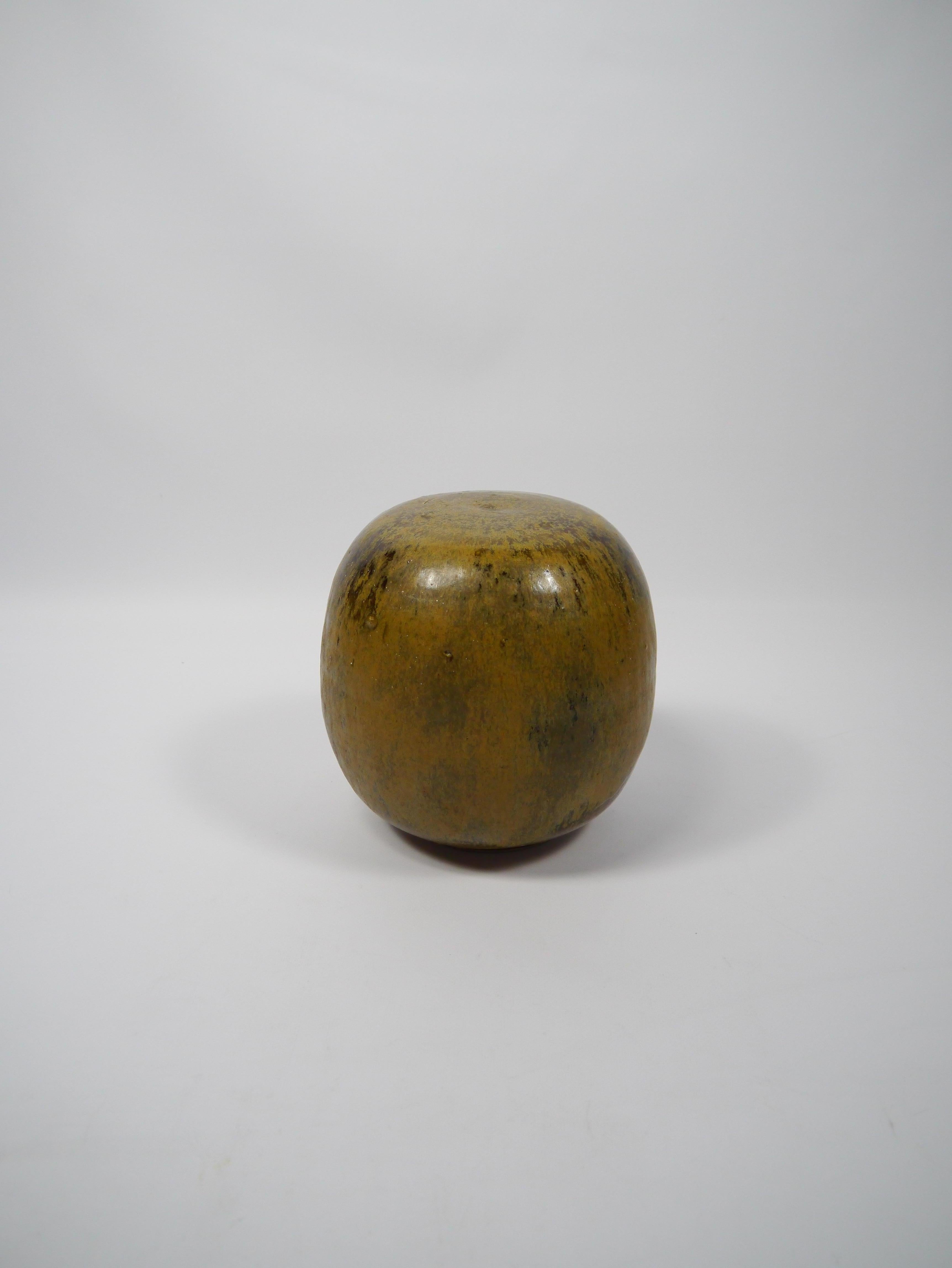 Minimalist acorn-shaped glazed ceramic sculpture made by Norwegian artist Kåre Mjøs in 1972. Expressive in all its simplicity.