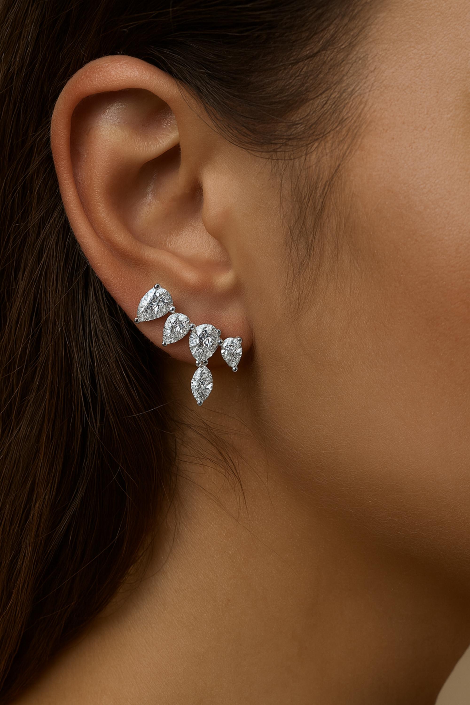 Orecchini minimalisti con diamante certificato in oro bianco 18 carati Gioielli di pregio
Questi orecchini presentano un artistico grappolo di diamanti simulati con taglio a pera e marquise, disposti in un motivo a cascata che crea un movimento