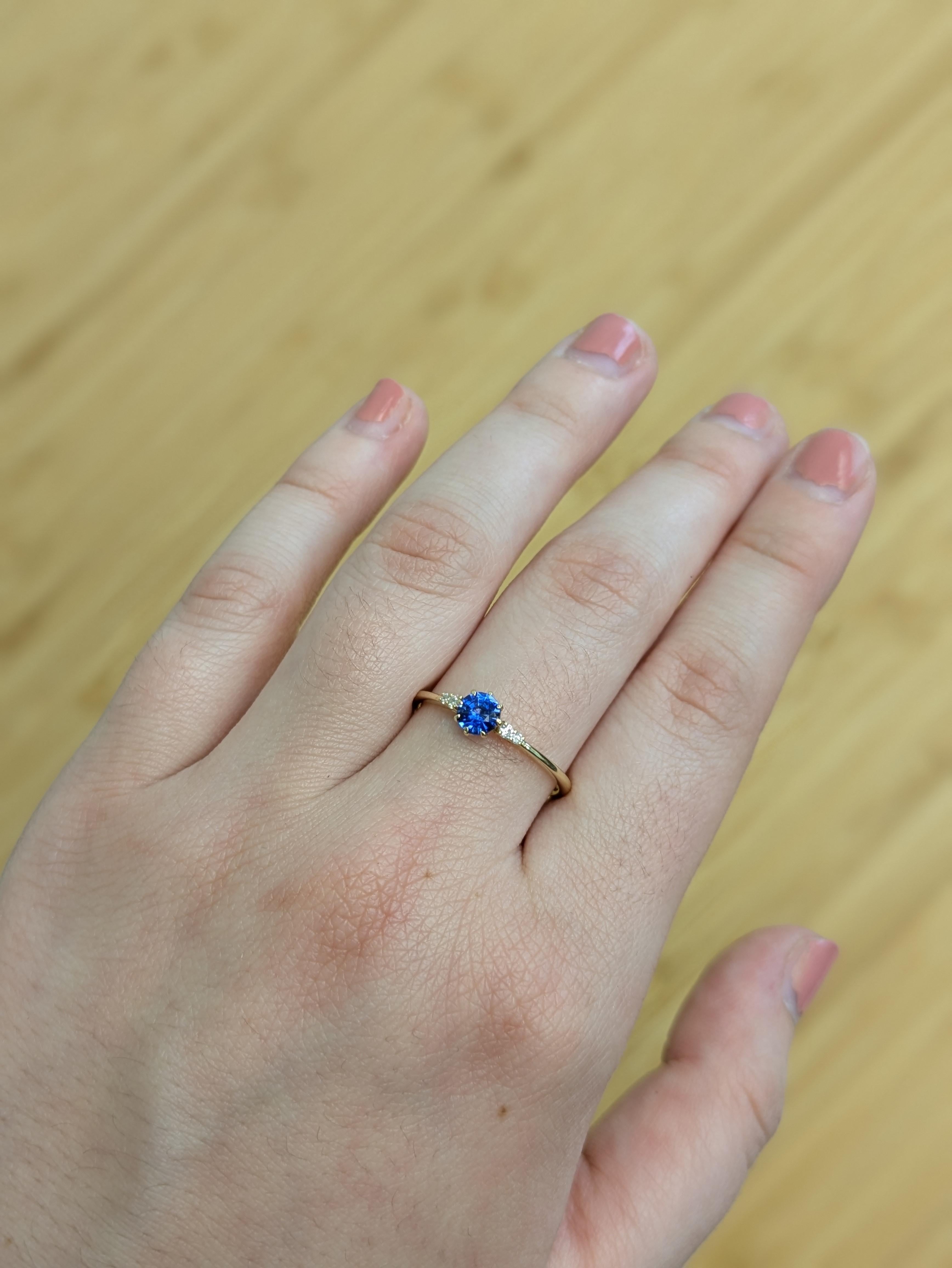 Questo delicato anello con zaffiro di Ceylon è caratterizzato da un tenue tocco di blu, accentuato da diamanti estratti dalla terra e incastonato in oro massiccio 14 carati. Un design minimalista perfetto per essere indossato tutti i giorni, per i