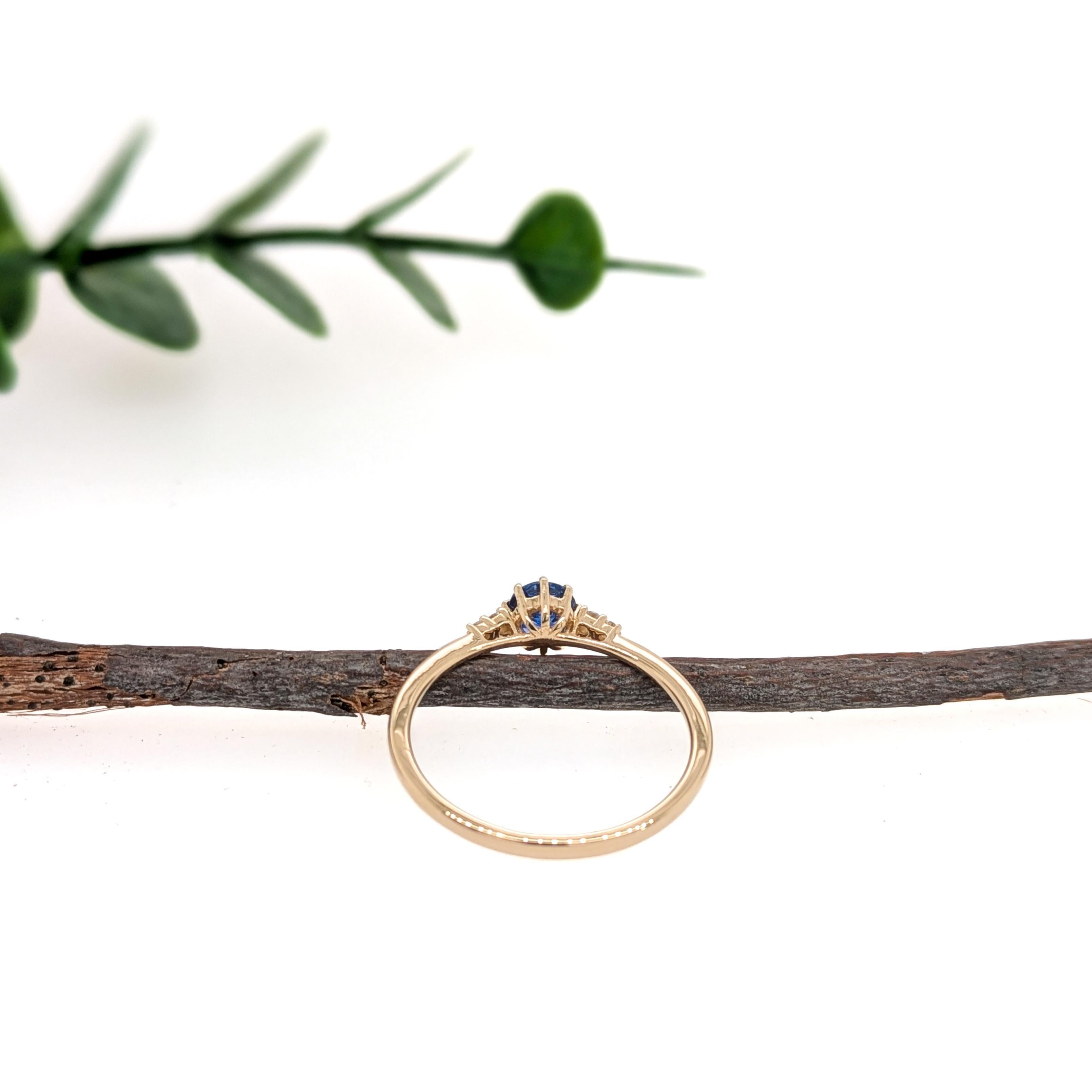 Donna Anello minimalista con zaffiro di Ceylon e diamanti naturali in oro massiccio 14K  Tondo da 5 mm in vendita